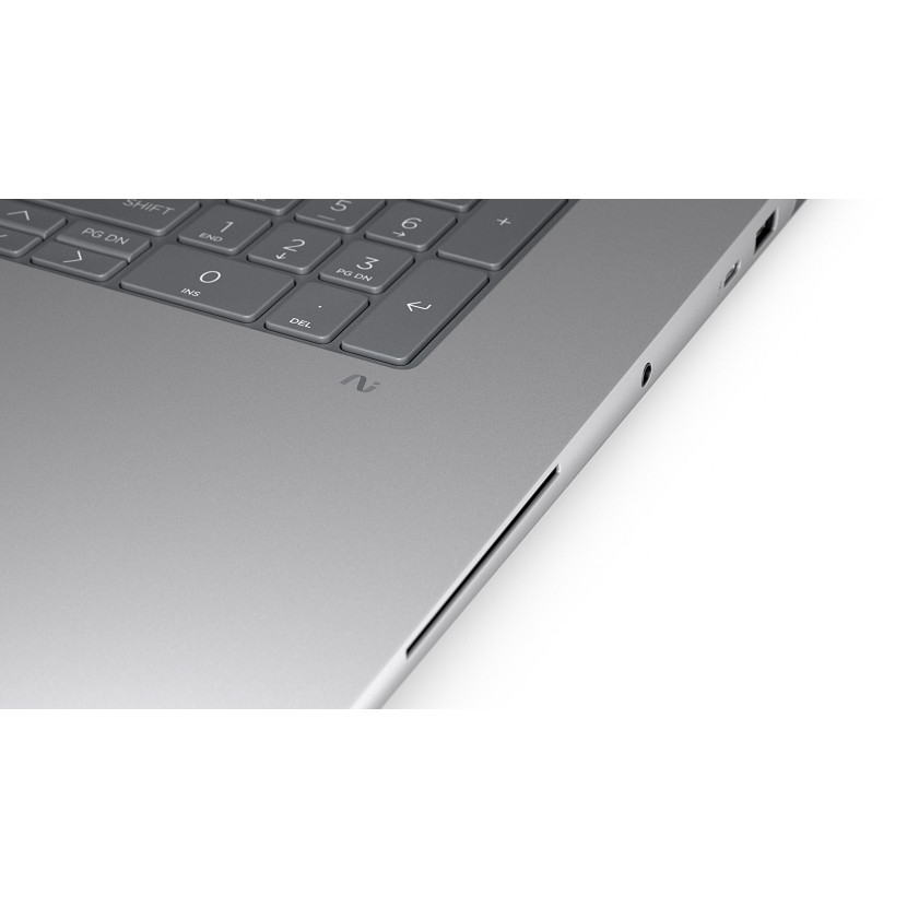 Nahaufnahme einer grauen Laptop-Tastatur mit Nummernblock und Anschlüssen.