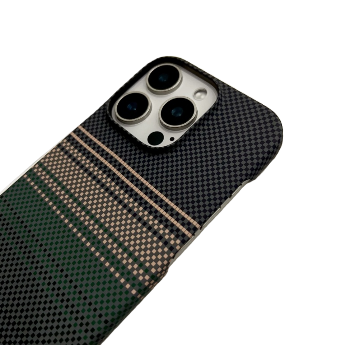 Kareli desene ve üç kameraya sahip iPhone'un arkası.