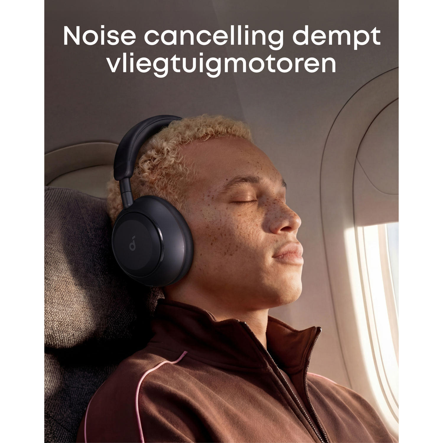 Een man met koptelefoon in een vliegtuig, ogen gesloten, genietend van de rust.