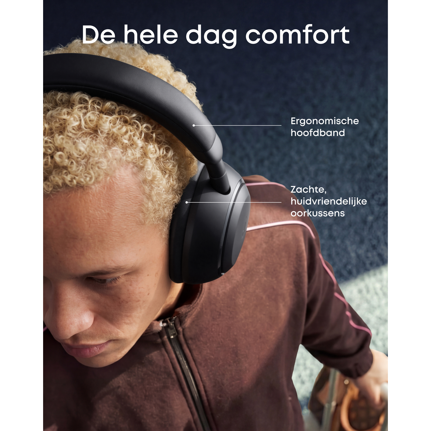 Persoon met zwarte koptelefoon en blond krullend haar. Tekst luidt "Hele dag comfort."