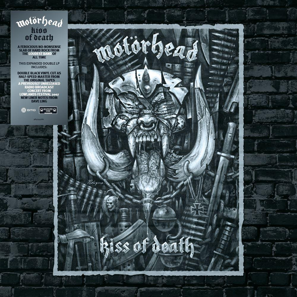 Motörhead Albumcover mit einem Monsterkopf und Waffen. Text im unteren Bereich.