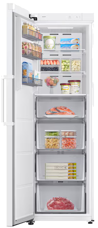 Offener Kühlschrank mit Lebensmitteln: Obst, Eiscreme, Fisch, Fleisch und mehr.