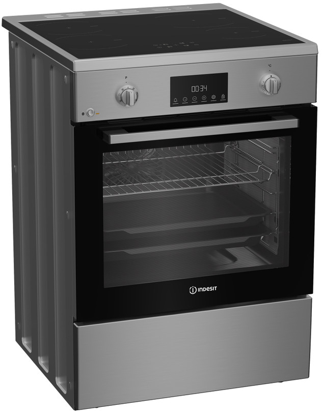 Un forno Indesit argentato con porta in vetro nero e piano cottura in vetroceramica.