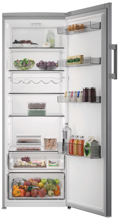 Ein offener Kühlschrank mit vielen Lebensmitteln, darunter Obst, Gemüse, Eier und Getränke.