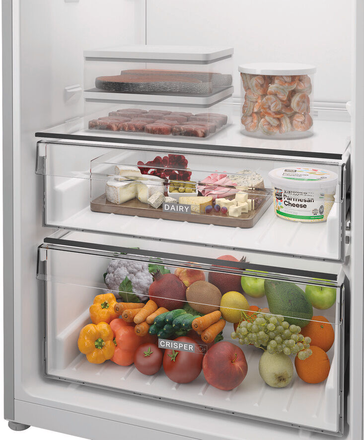 Ein Kühlschrank mit verschiedenen Lebensmitteln: Fleisch, Garnelen, Käse und Obst/Gemüse.