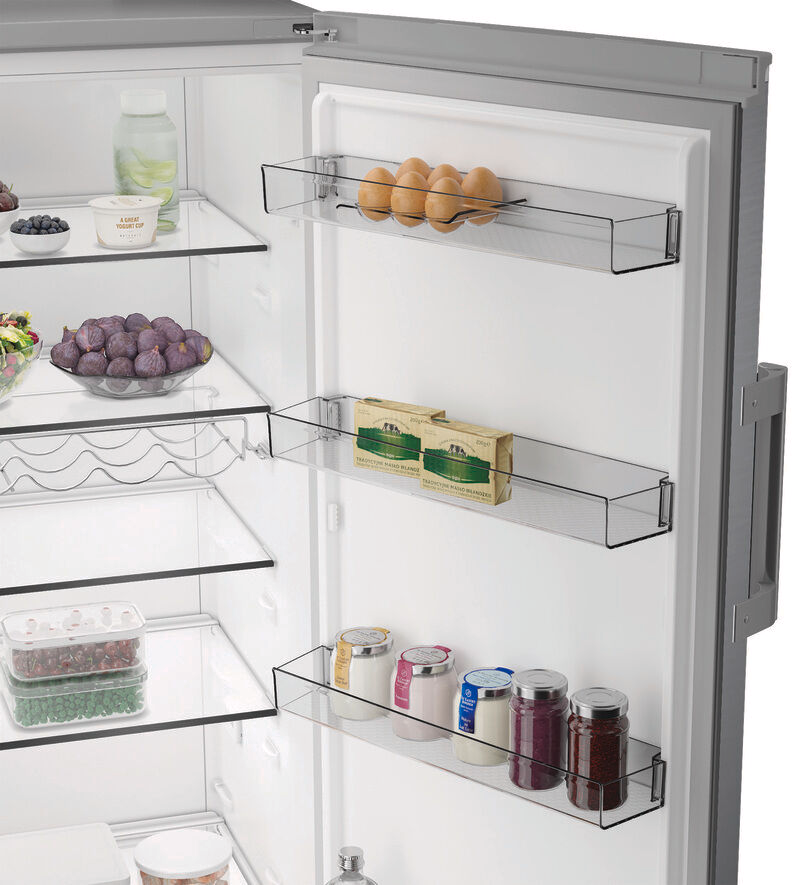 Offener Kühlschrank mit Eiern, Butter, Joghurt, Feigen und Gläsern auf den Regalen.