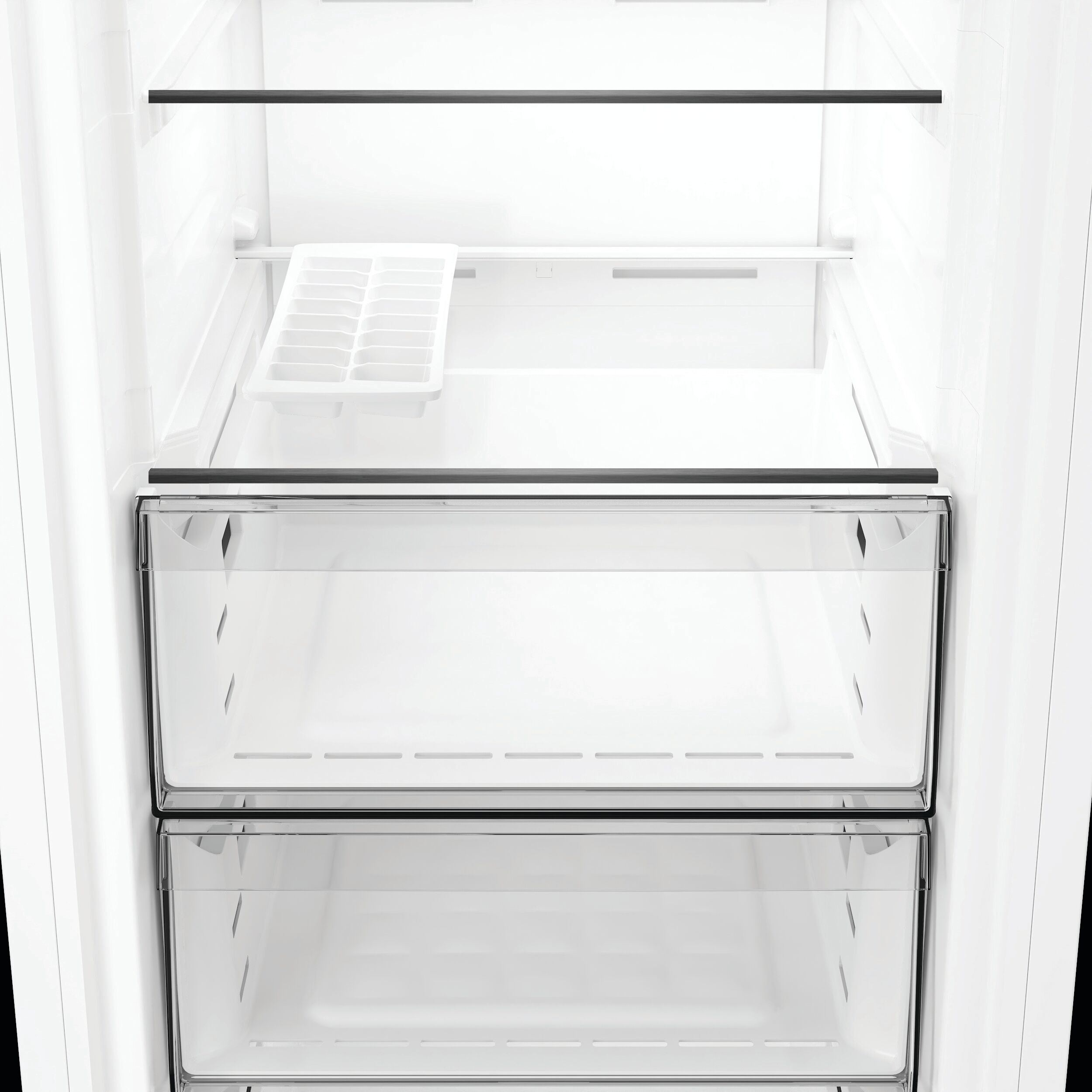 Ein leerer Kühlschrank mit zwei transparenten Schubladen und einem Eiswürfelbehälter.