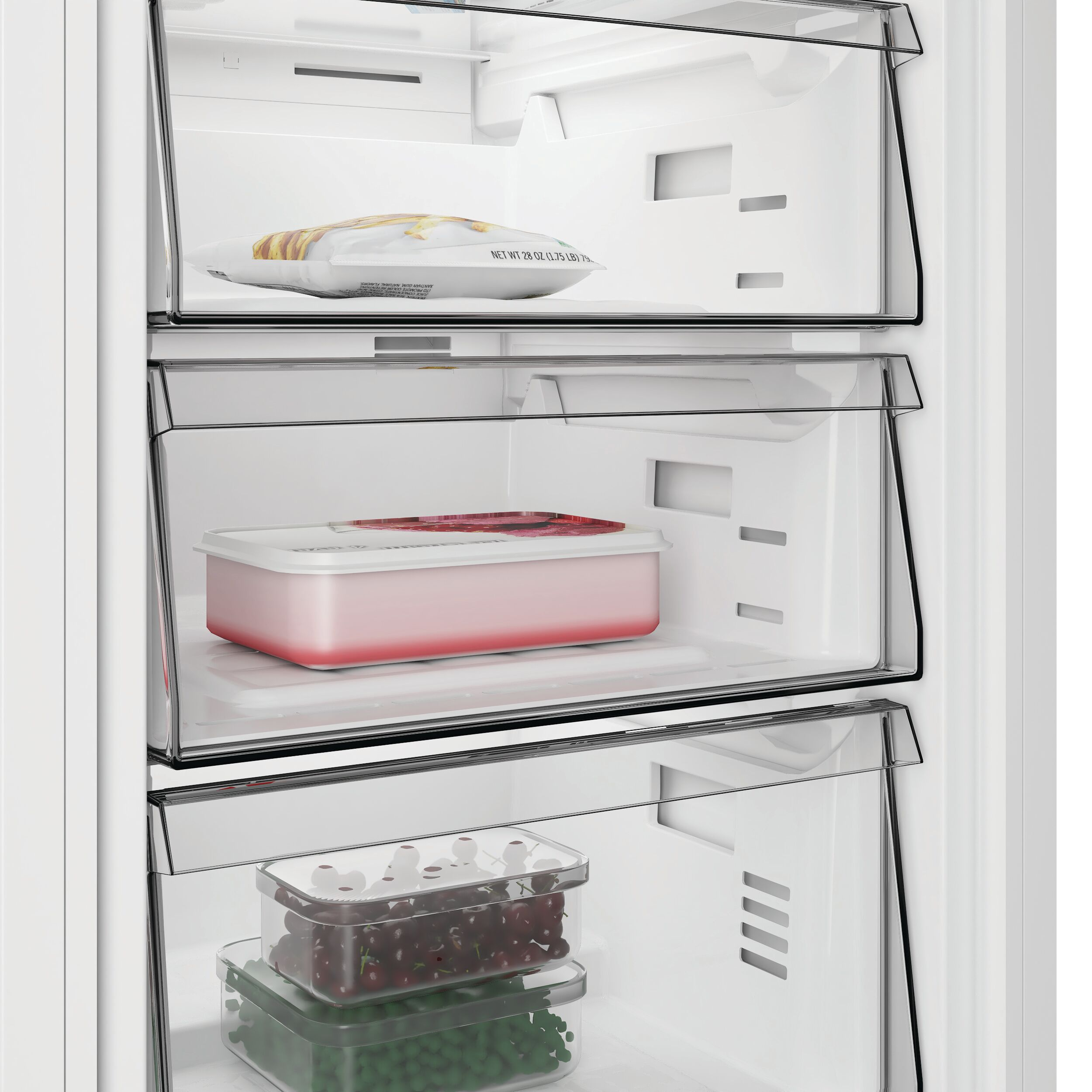 Gefrierschrankfächer mit gefrorenen Lebensmitteln: Beeren, Erbsen und gefrorenes Gericht.
