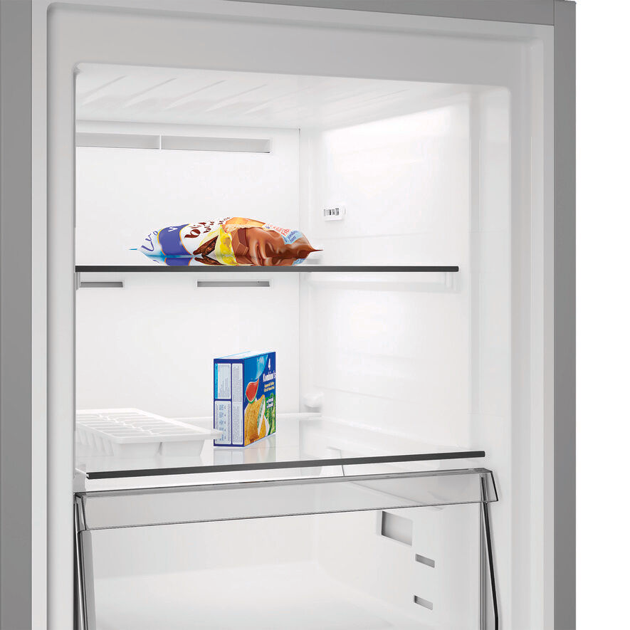 Ein gefrorenes Eis und eine Schachtel mit gefrorenem Essen in einem Kühlschrank.