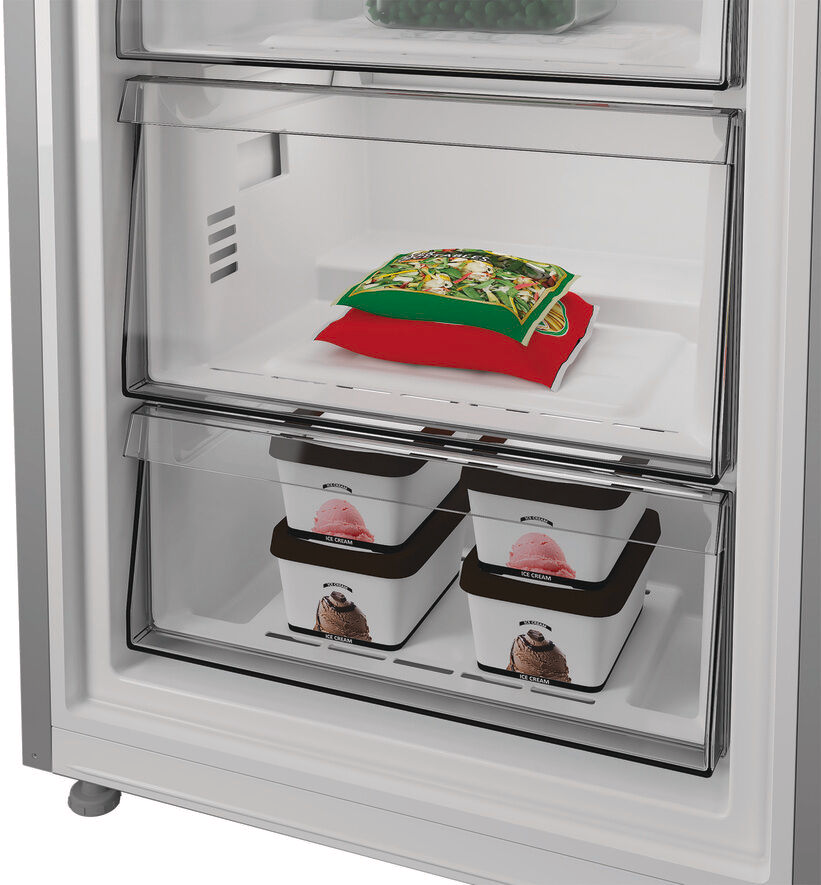 Gefrierschrankfächer mit Gefriergut und Eiscremebehältern.