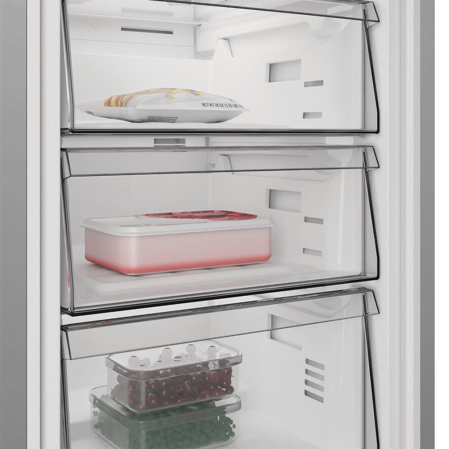 Im Kühlschrank halten drei durchsichtige Schubladen Lebensmittel: Pommes, einen rosa Behälter, Beeren & Erbsen.