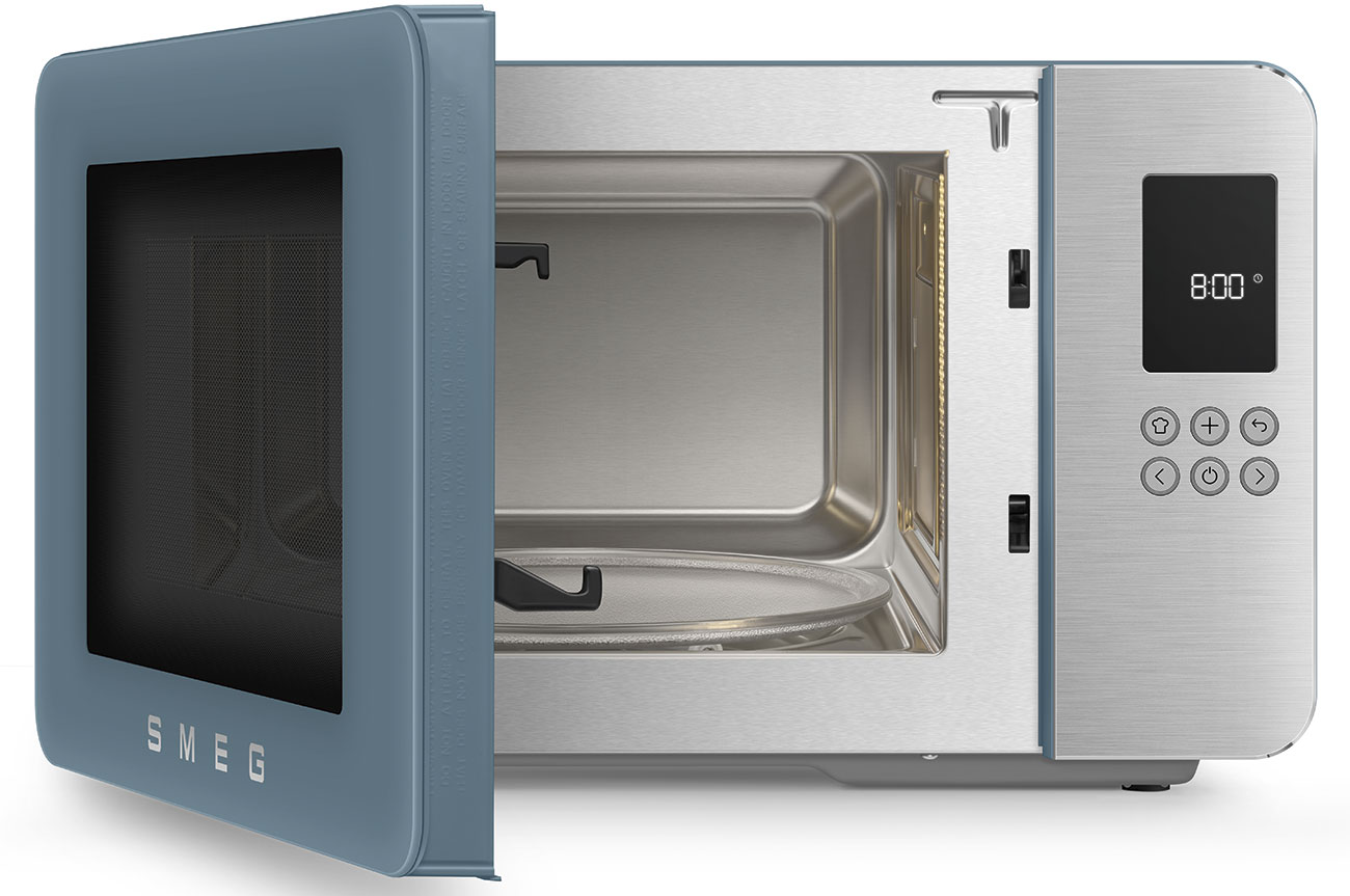 Un micro-ondes SMEG bleu avec sa porte ouverte, révélant un intérieur en acier inoxydable.