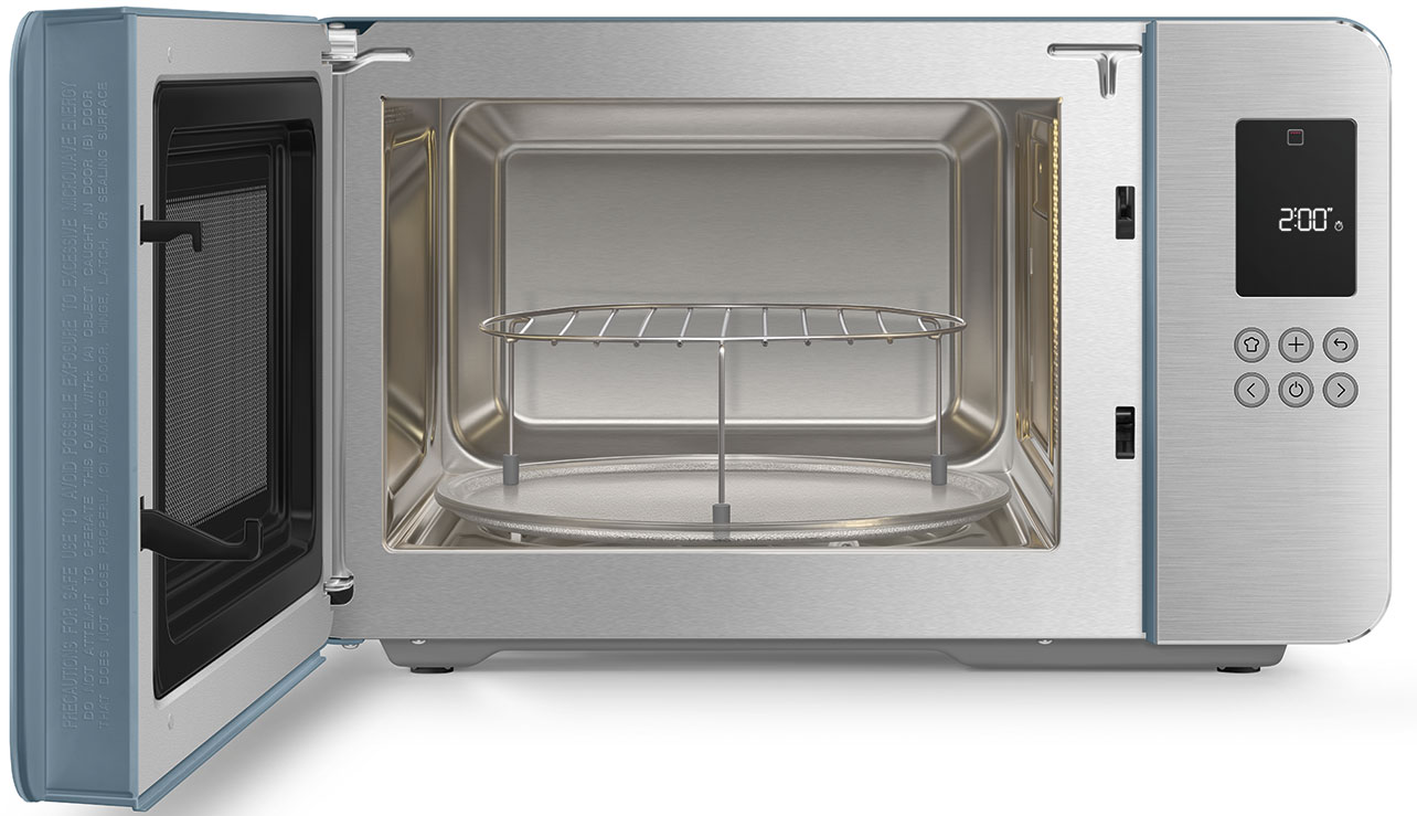 Un four à micro-ondes ouvert bleu et argenté avec une grille et un plateau en verre.