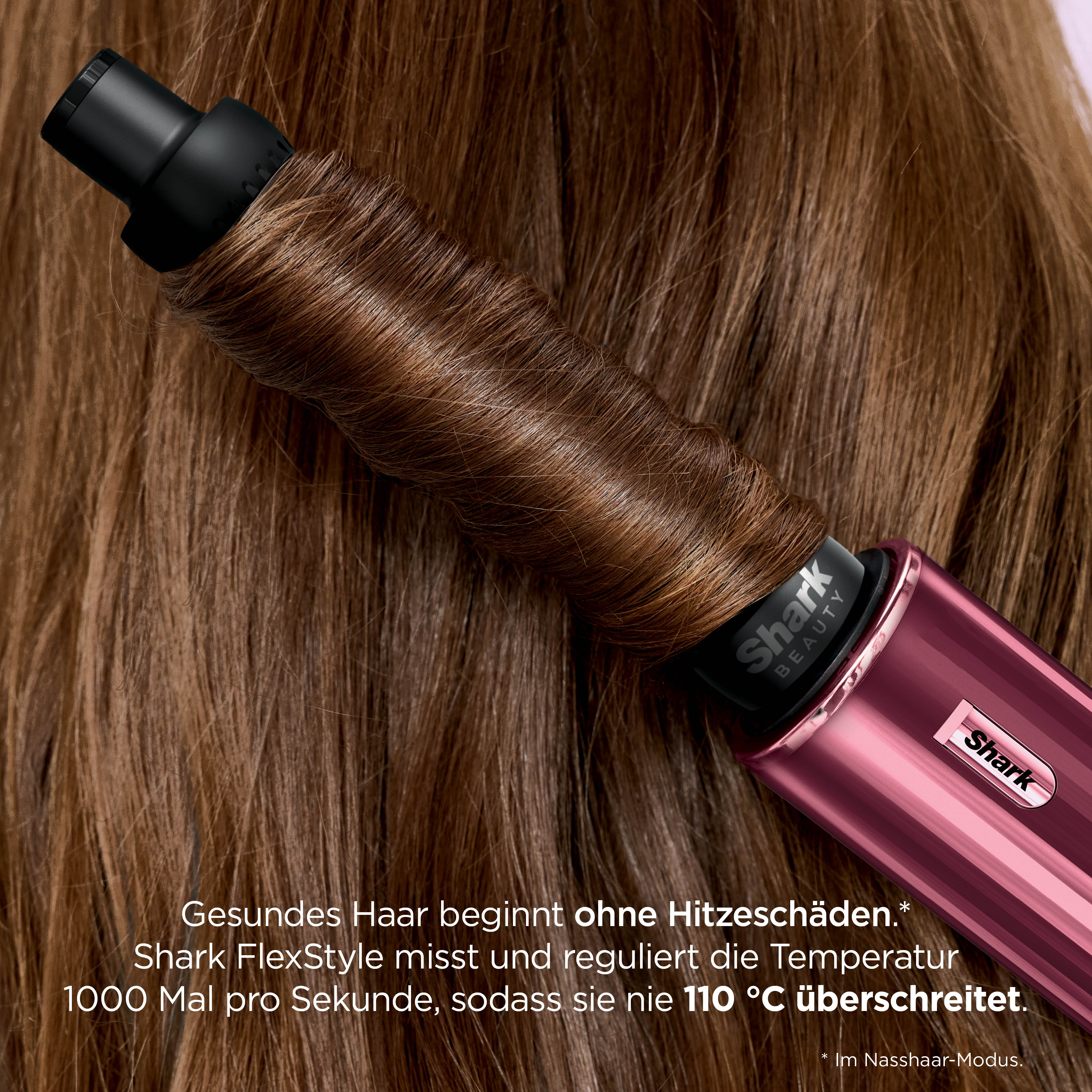 Ein pinker Shark FlexStyle kämmt braunes Haar und reguliert die Temperatur.