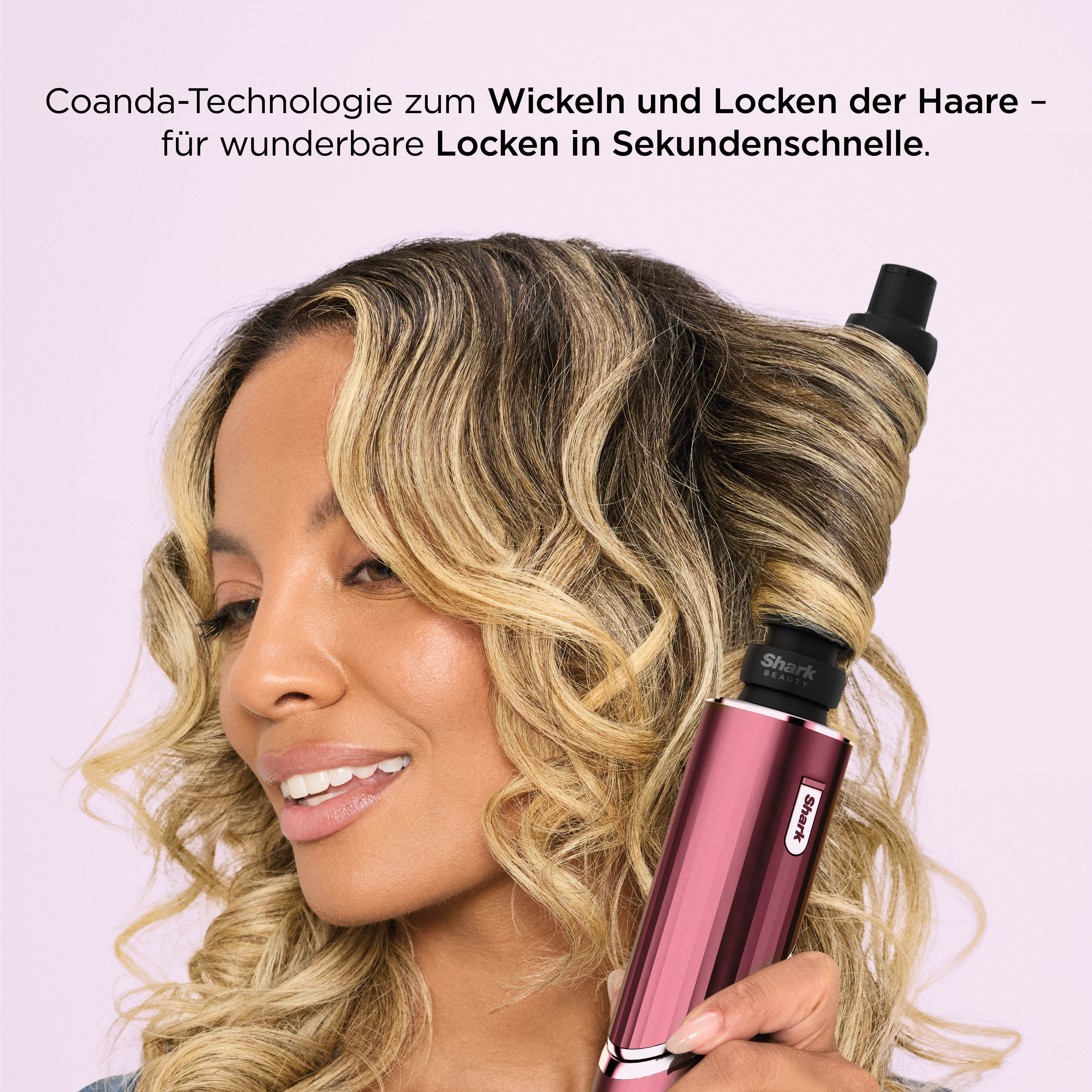Eine Frau mit blonden Haaren benutzt einen rosafarbenen Lockenstab von Shark Beauty.