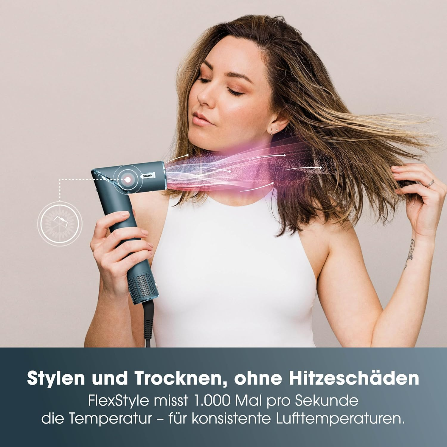 Frau stylt Haare mit blauem Shark-Gerät. Rosa Luftströme zeigen Funktion.