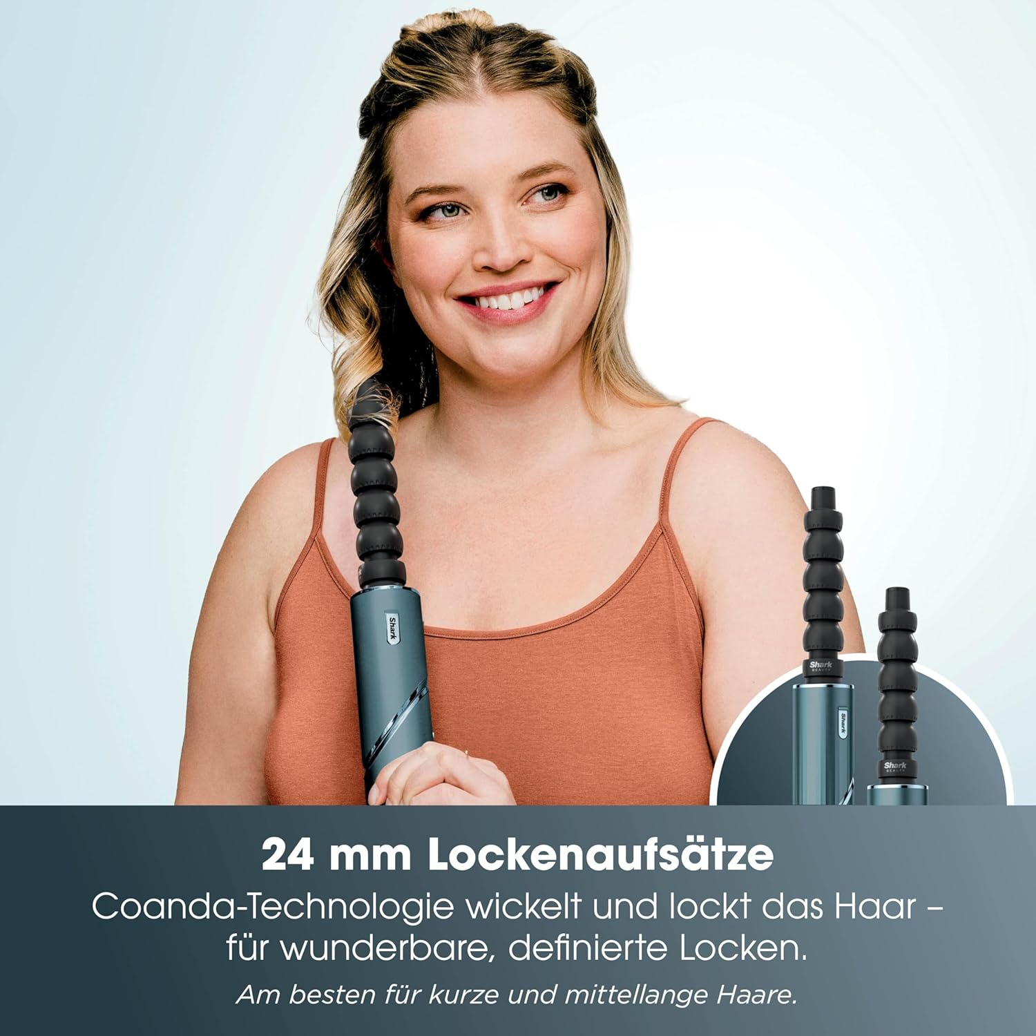 Frau mit Lockenaufsätzen für Haare. Nahaufnahme des Gesichts und des Geräts.