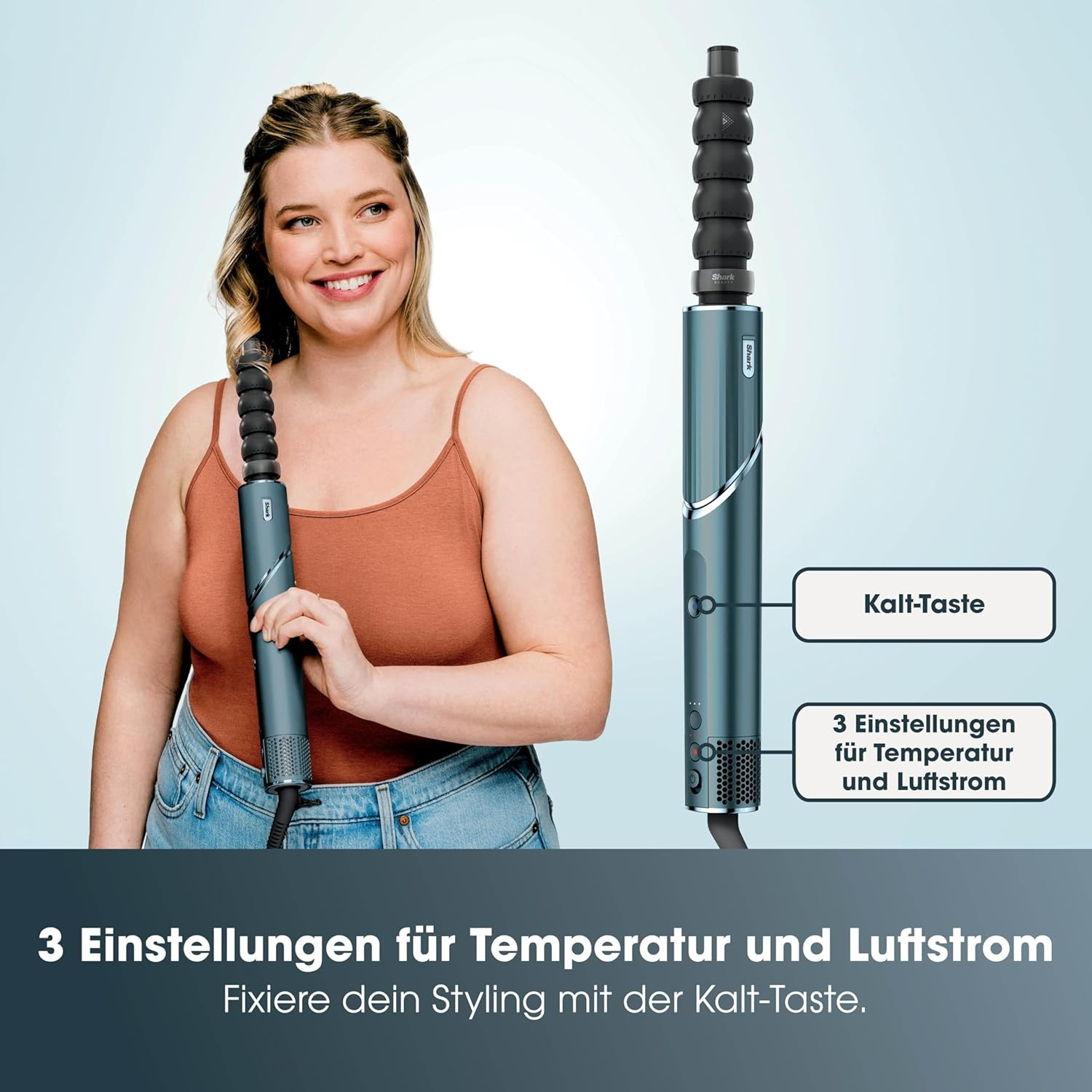 Frau mit blonden Haaren, gestylt mit einem tealfarbenen Shark-Lockenstab, lächelnd.