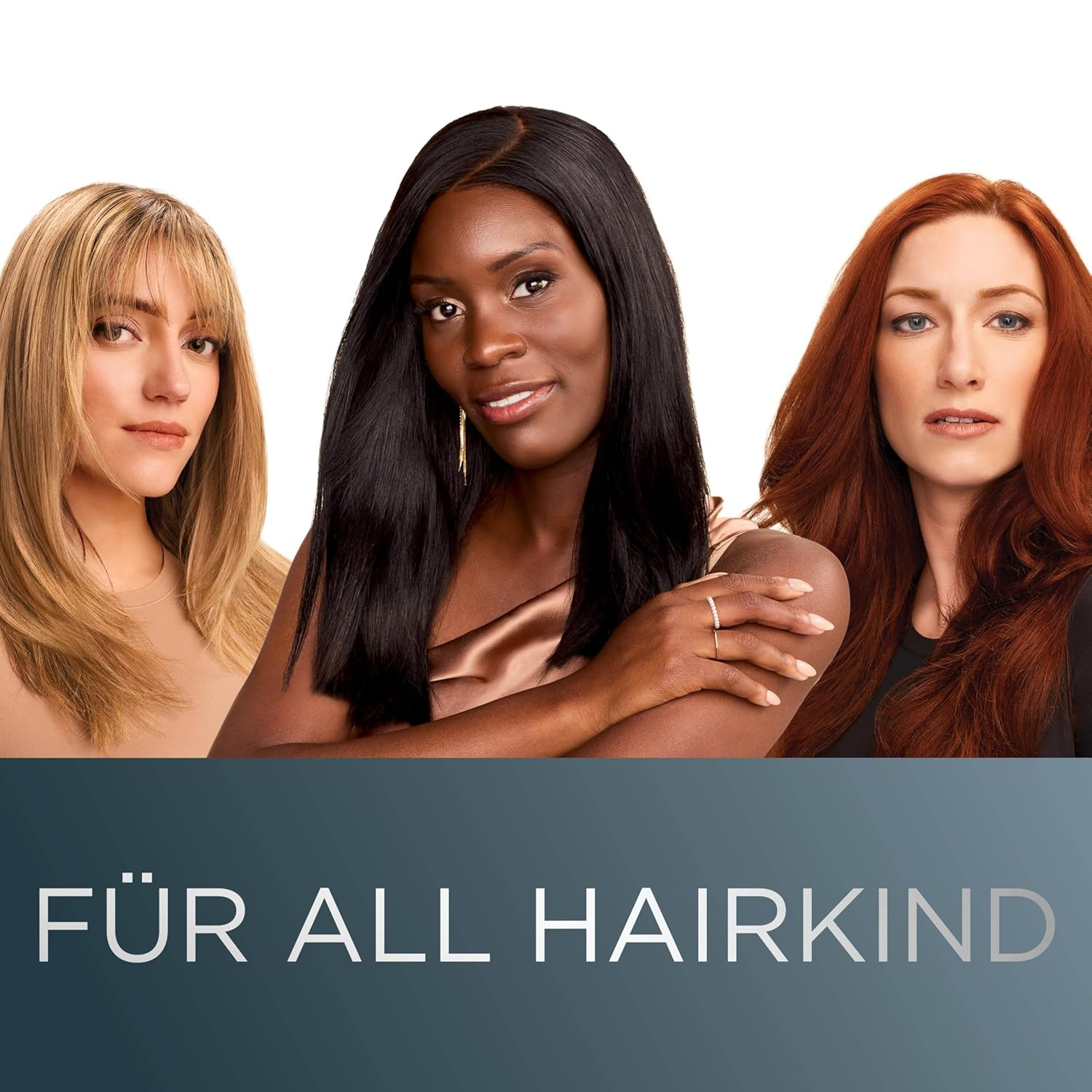 Drei Frauen mit unterschiedlichen Haarfarben und Hauttönen vor weißem Hintergrund.