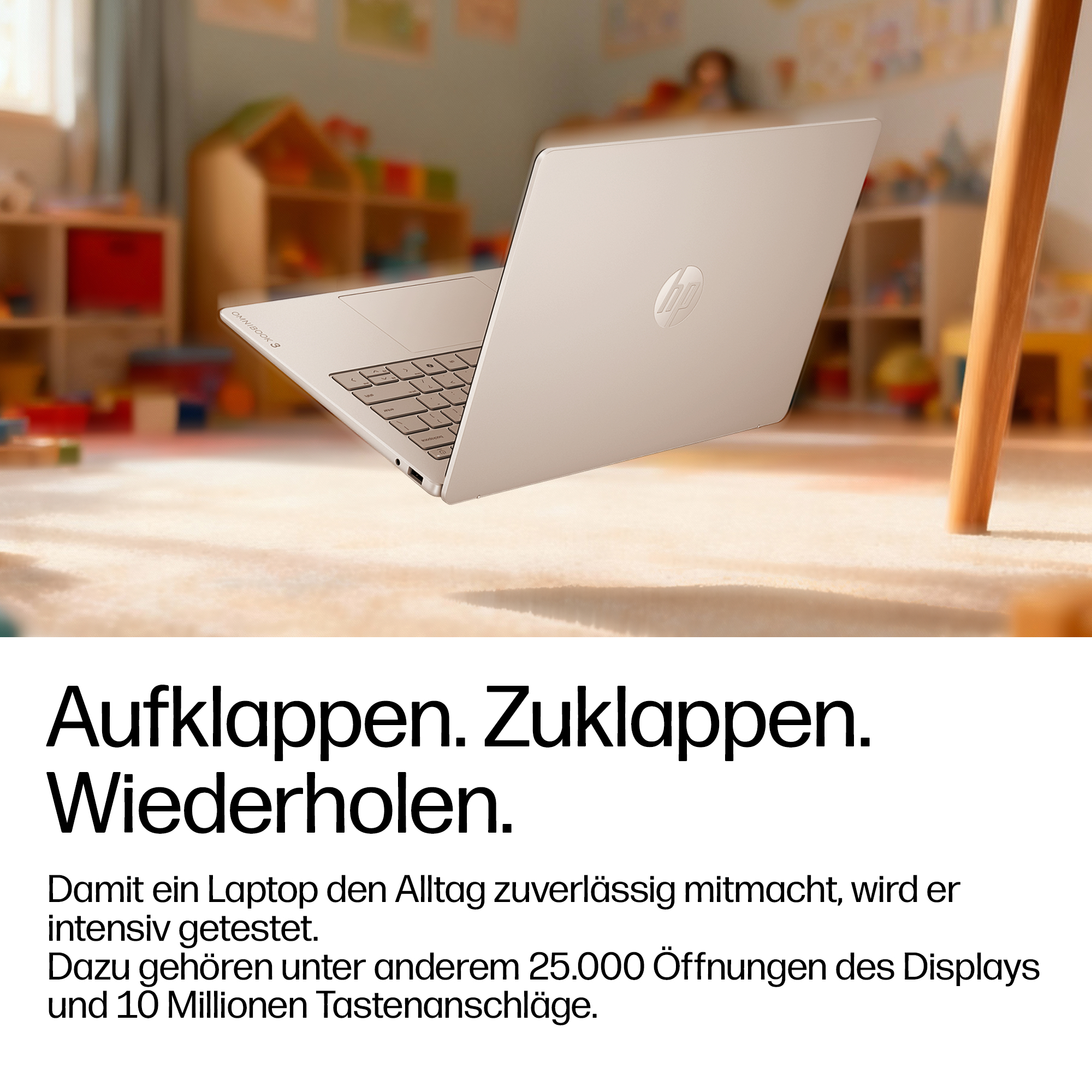 Ein heller Laptop auf einem Teppich, im Hintergrund ein Kinderzimmer mit Spielzeug.