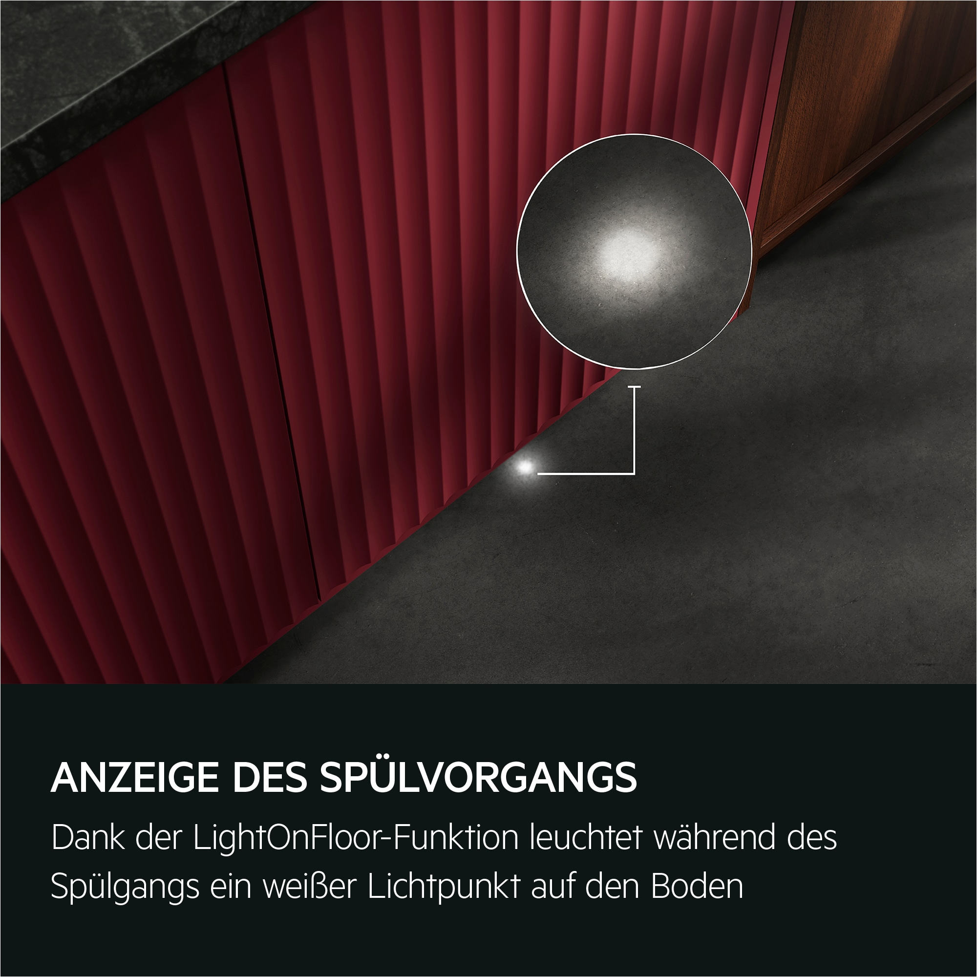 Ein weißer Lichtpunkt leuchtet auf dem dunklen Boden vor roten Schrankfronten.