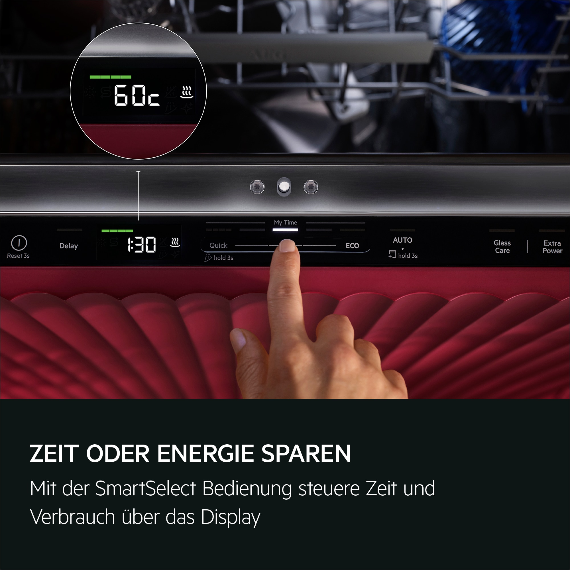 Ein Finger drückt auf die „My Time“-Taste eines Geschirrspülers. Oben ist das Display zu sehen.