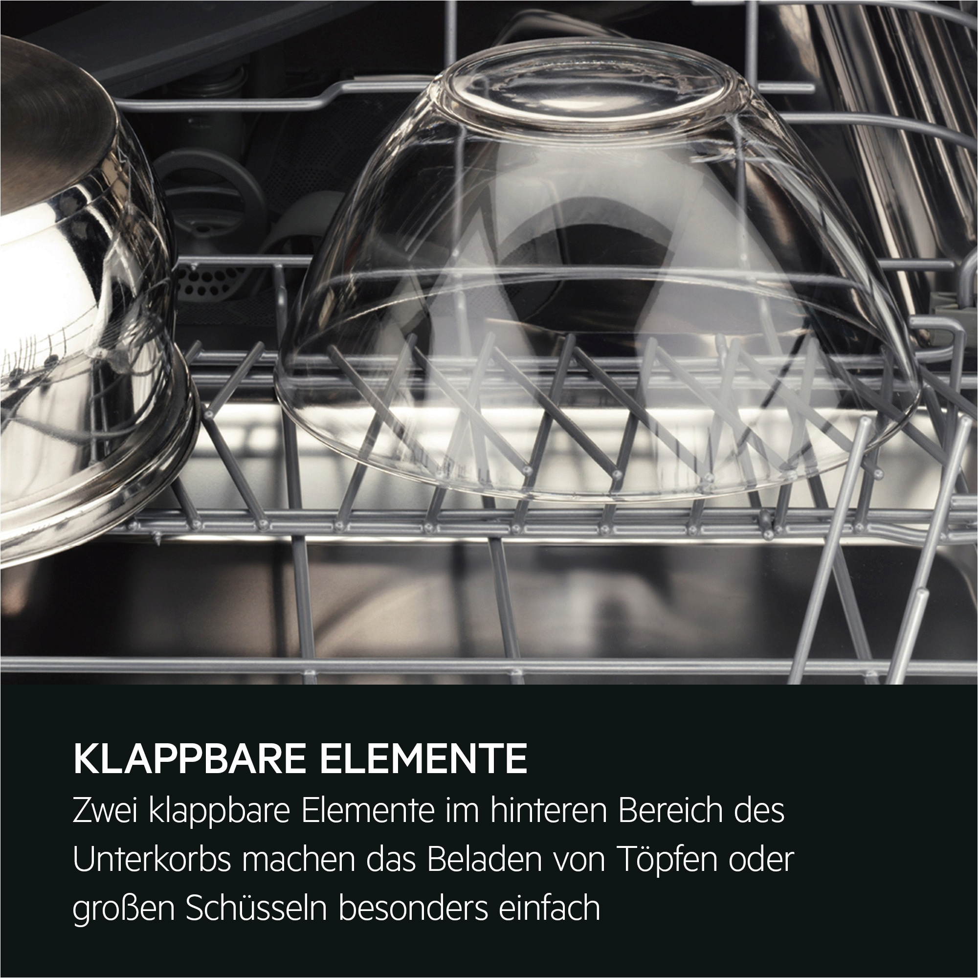 Geschirrkorb mit Metalltopf und Glasschüssel, innen.