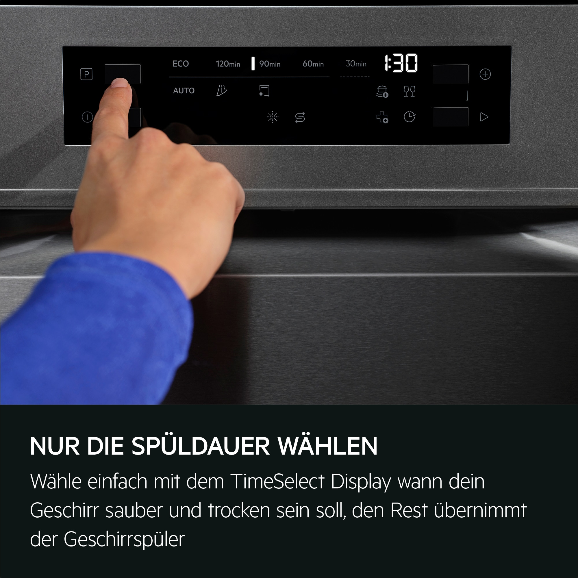 Eine Hand drückt auf ein Bedienfeld einer Spülmaschine mit Zeitwahlanzeige.