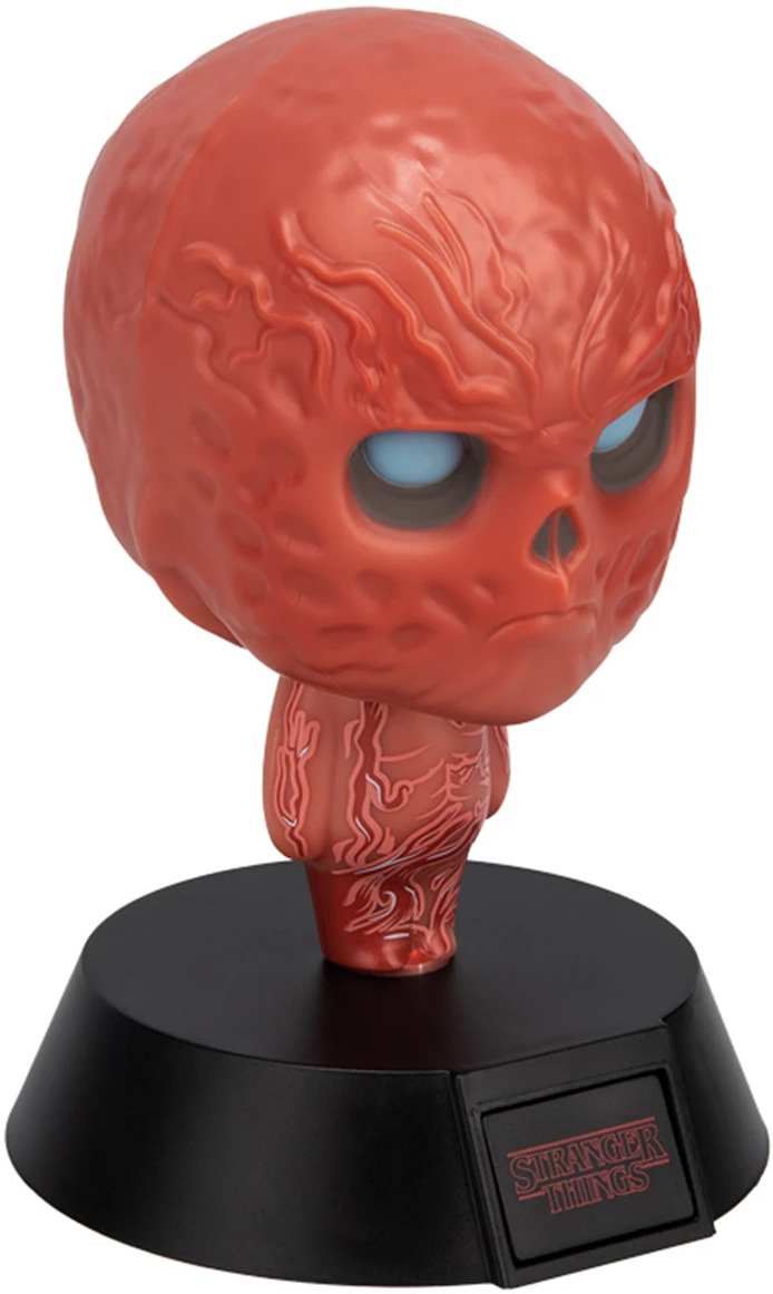 Egy vörös, szobrászművészeti figura kék szemekkel, erekkel és Stranger Things logóval az alapján.