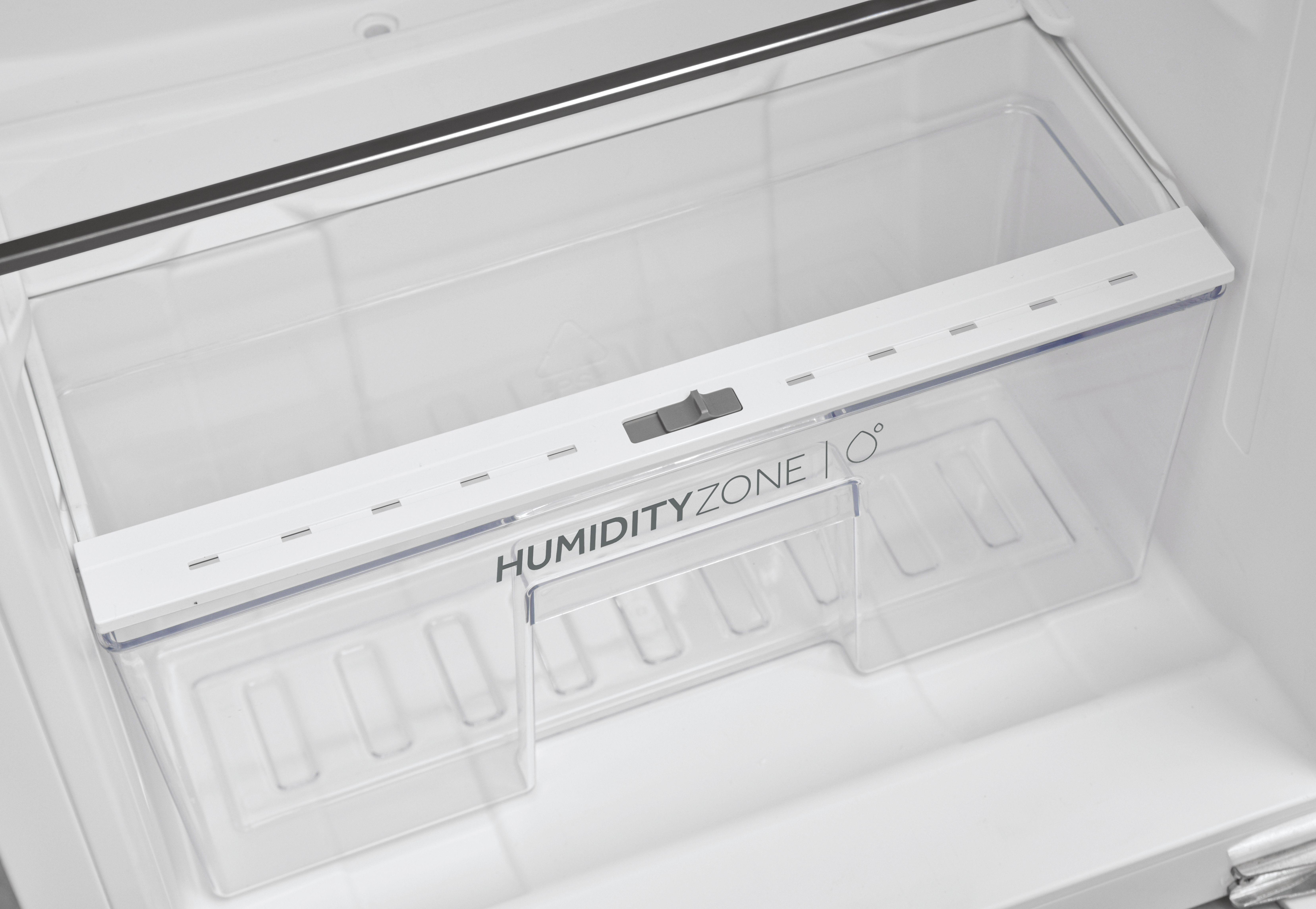 Eine transparente Schublade mit der Aufschrift HUMIDITY ZONE in einem Kühlschrank.