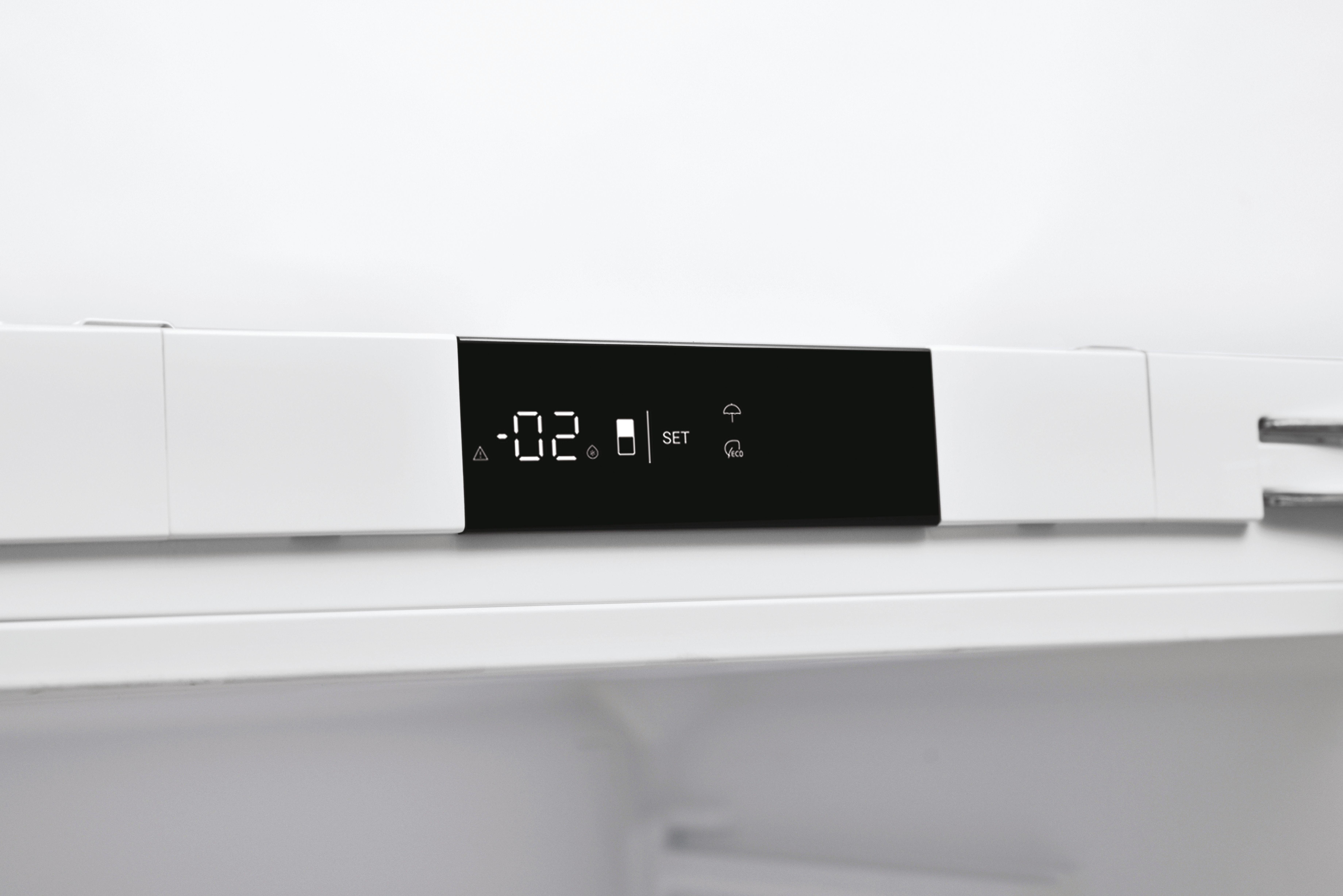 Digitalanzeige auf weißem Kühlschrank mit -02 Grad und Symbolen.