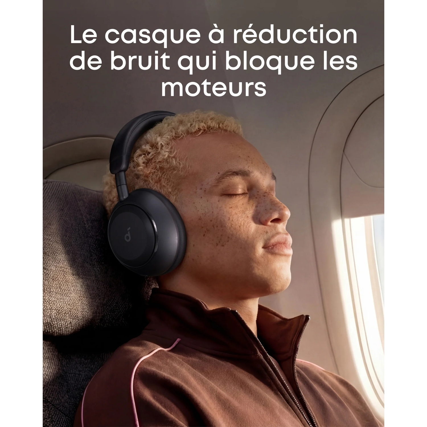 Homme portant un casque dans un avion, les yeux fermés, se reposant.