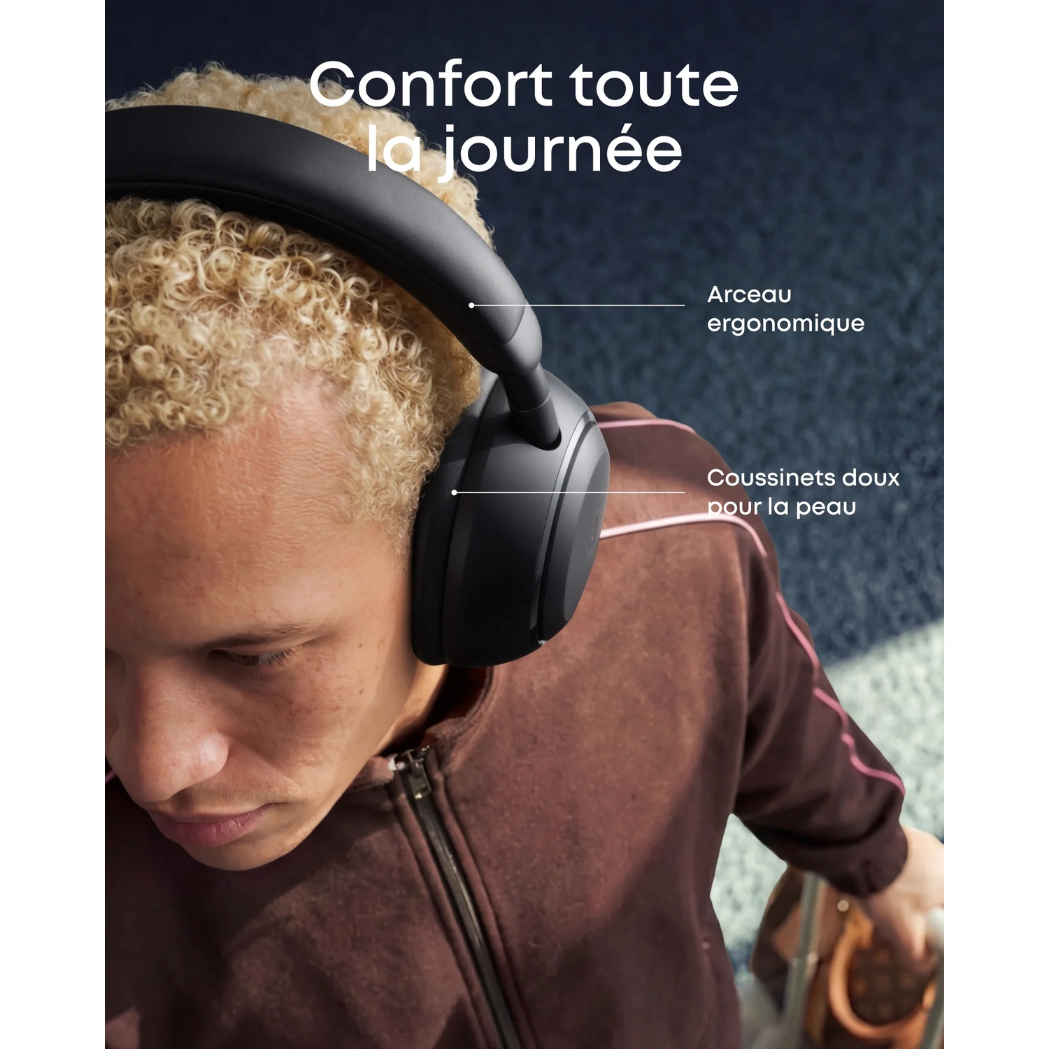 Gros plan d'une personne portant un casque, regardant vers le sol.