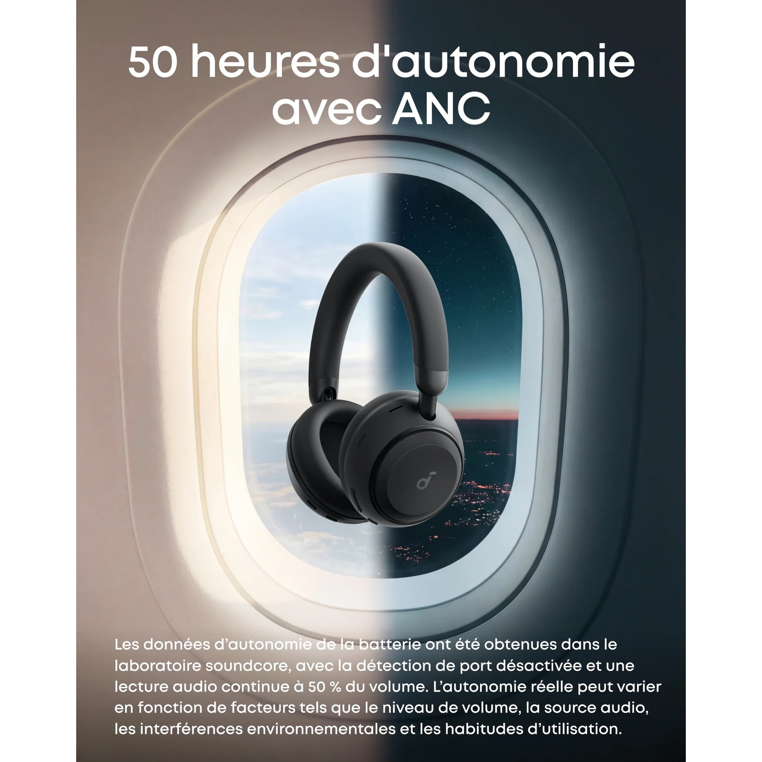Casque noir devant le hublot d'un avion surplombant le ciel nocturne et les lumières de la ville.