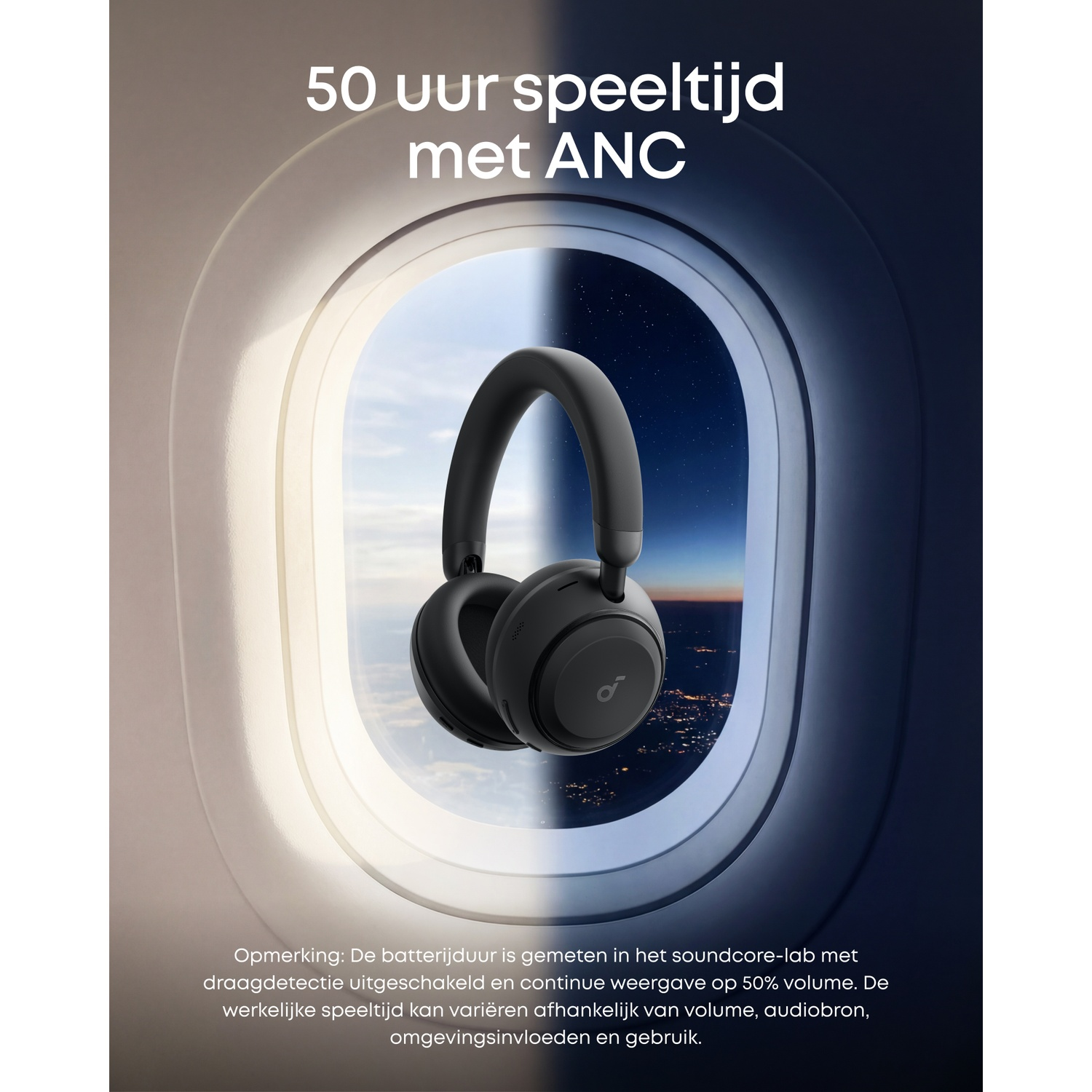 Casque noir dans un hublot d'avion avec lumières de ville et ciel étoilé.