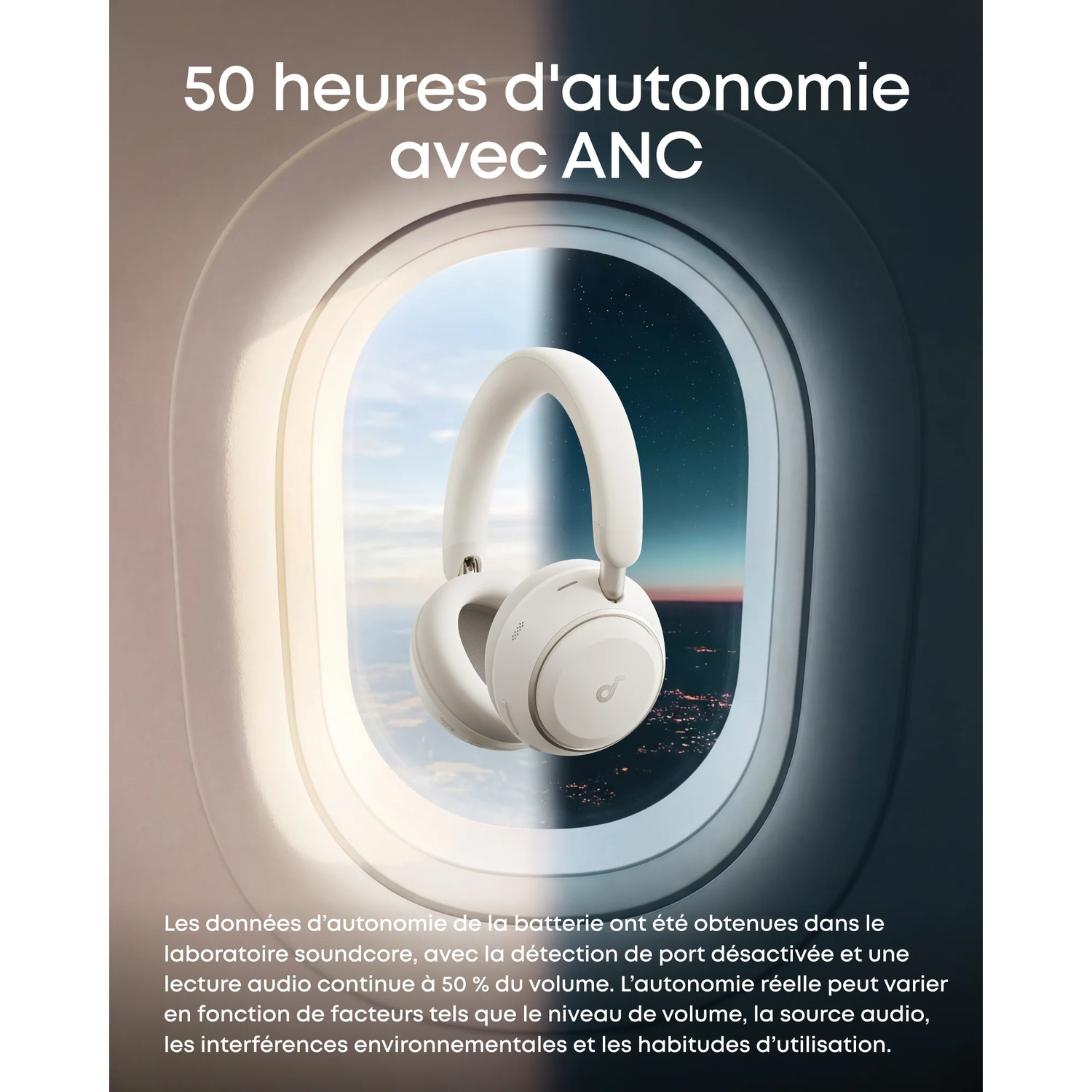 Casque blanc près du hublot d'avion, vue nocturne de la ville.