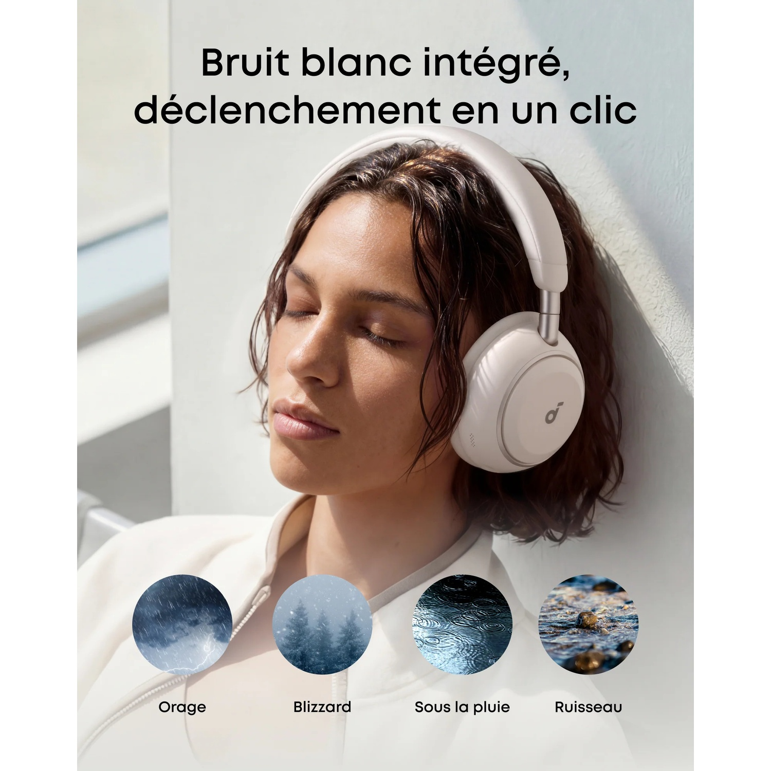 Femme portant un casque, scènes de pluie, neige et eau
