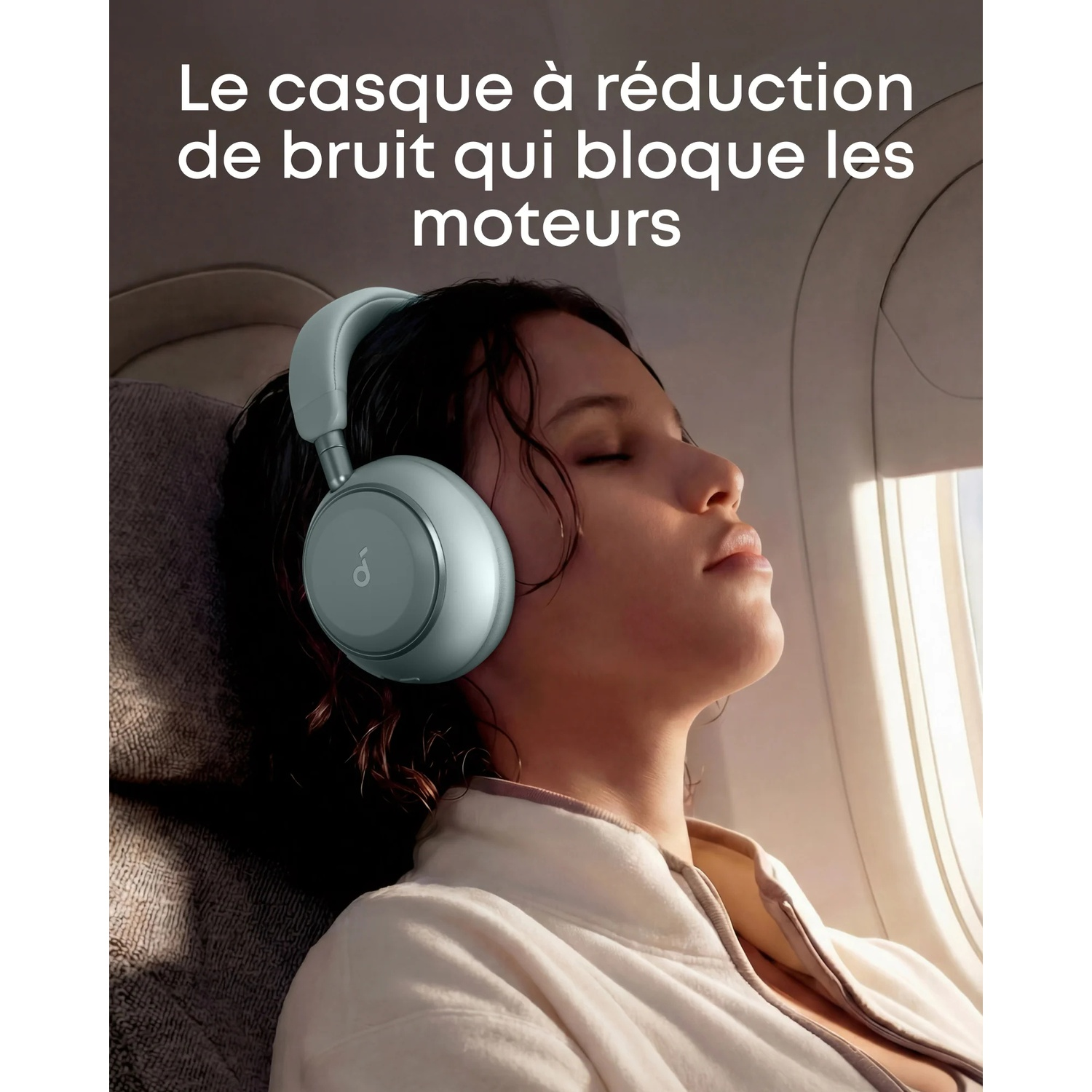Une femme portant un casque dans un avion, yeux fermés, détendue.