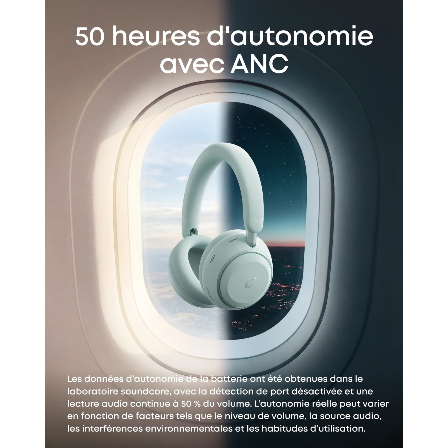 Casque bleu clair devant hublot d'avion avec nuages et étoiles.