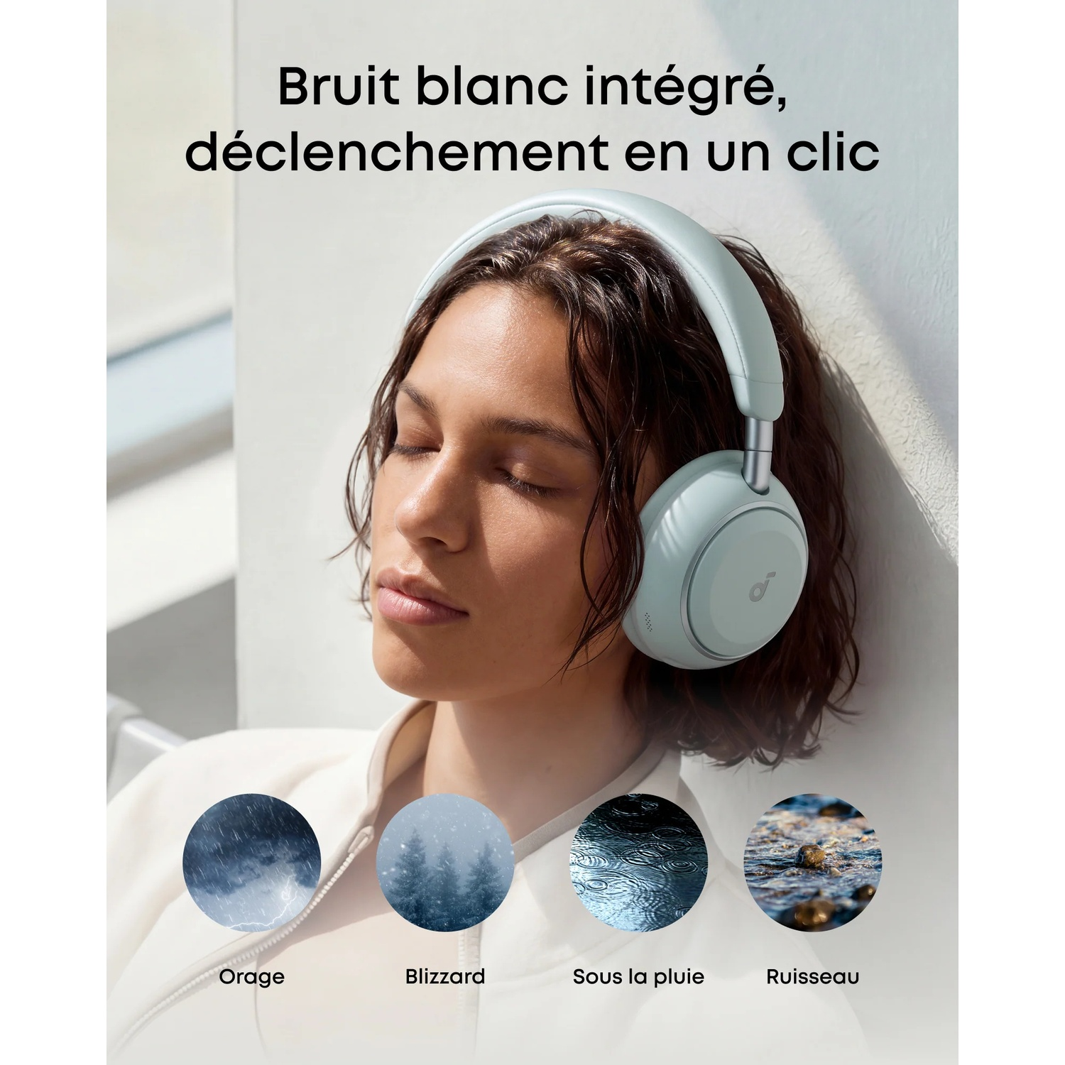 Une femme portant des écouteurs ferme les yeux, entourée d'images de pluie, de neige, de flaques et d'un ruisseau.