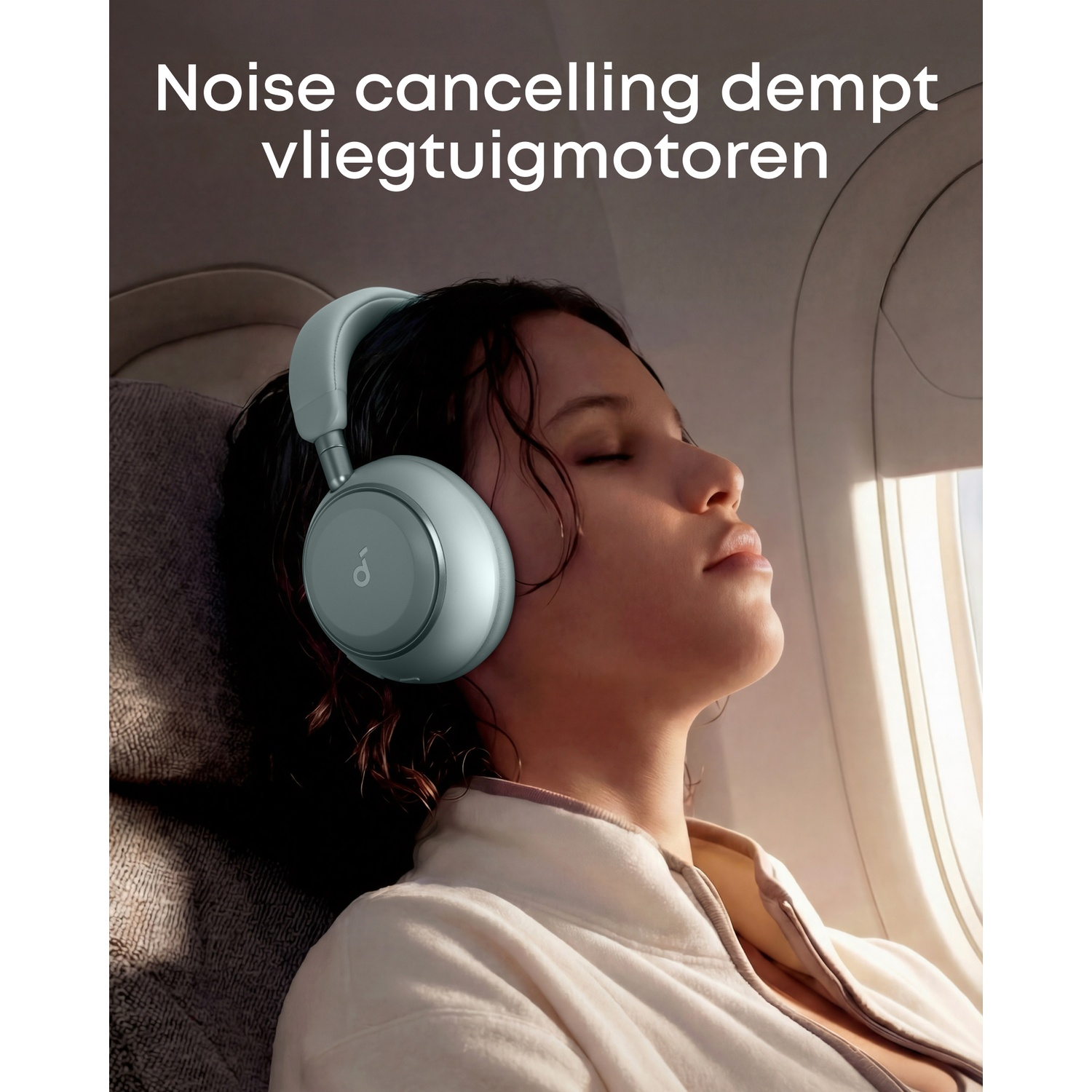 Une femme portant un casque dort dans un avion, la lumière vient de la fenêtre.