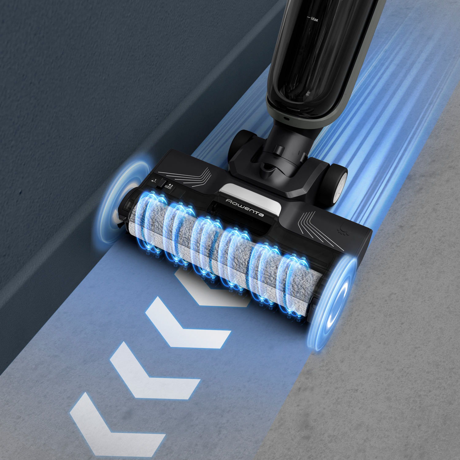 Un pulitore per pavimenti nero con spazzola rotante pulisce un pavimento blu con frecce bianche.