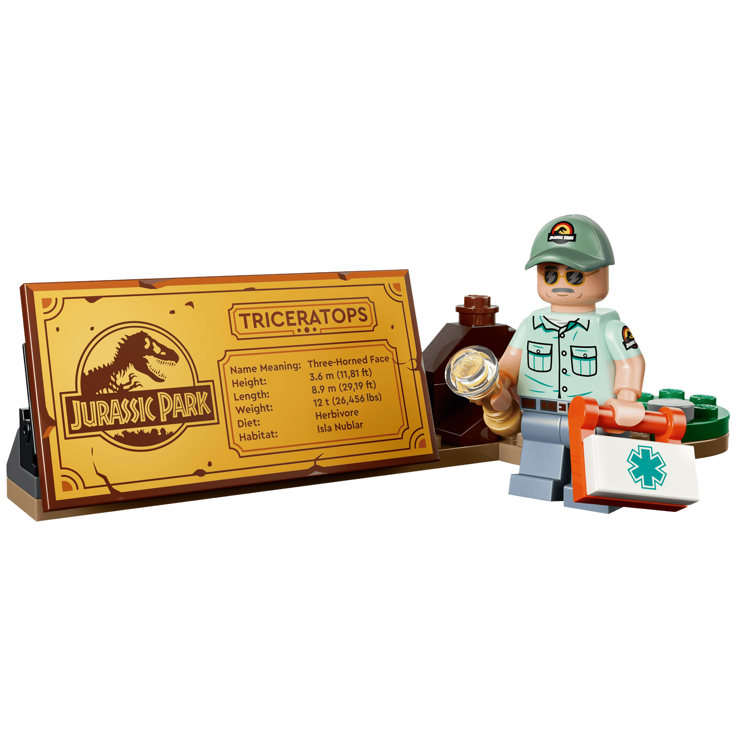 Een Lego parkwachter naast een Jurassic Park-bord met Triceratops-informatie.
