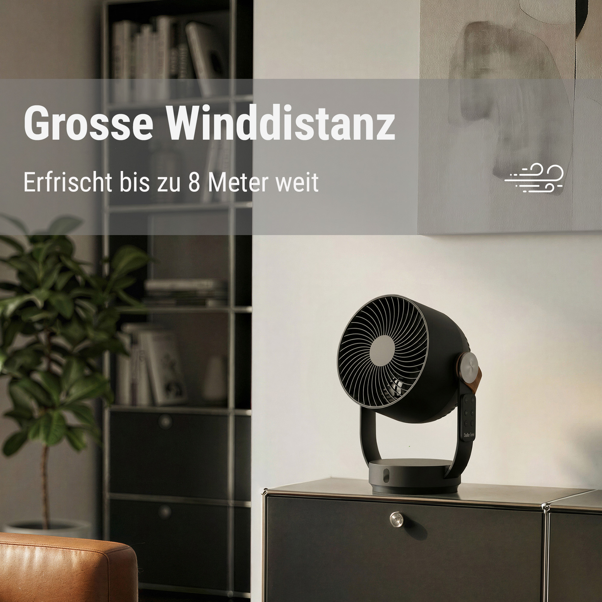 Ein schwarzer Ventilator mit Holzdetails steht auf einem dunklen Schrank.