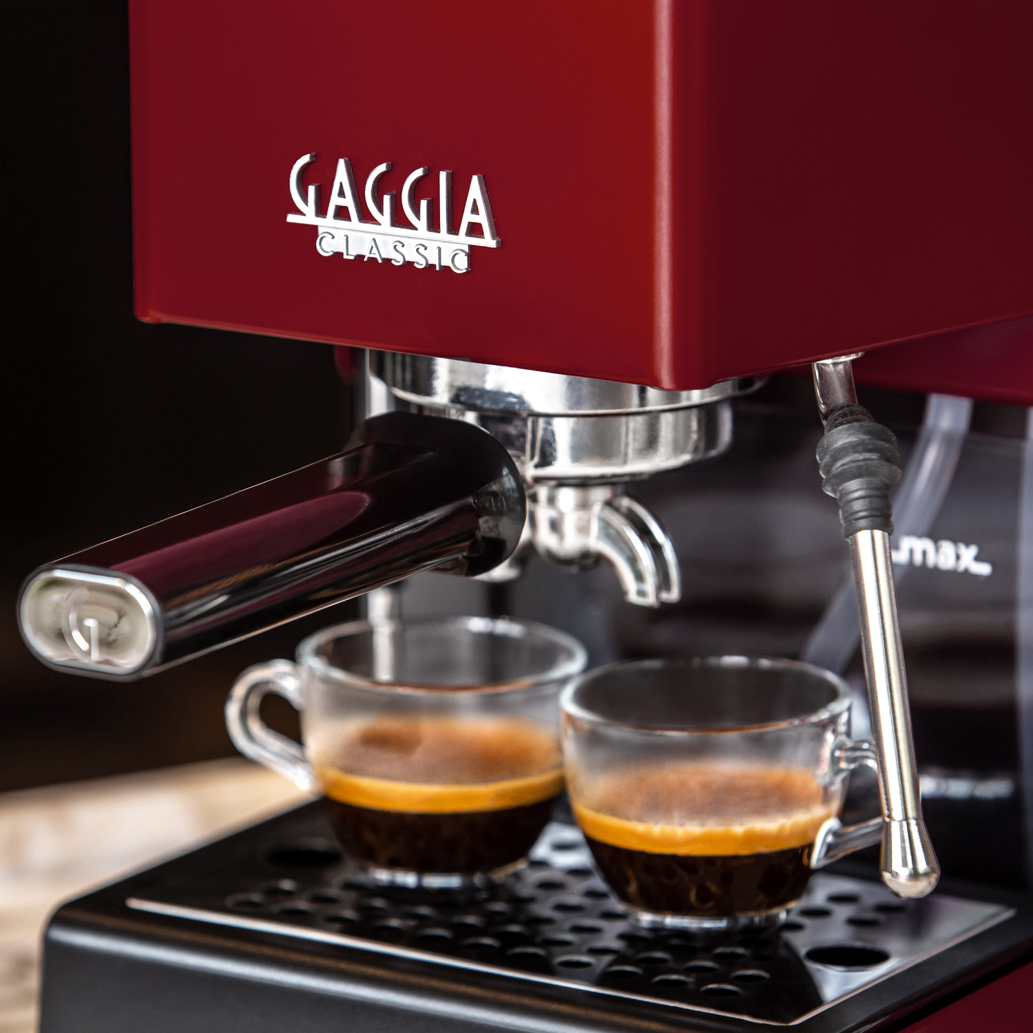 Una macchina per caffè espresso Gaggia rossa con due tazze di espresso e montalatte.