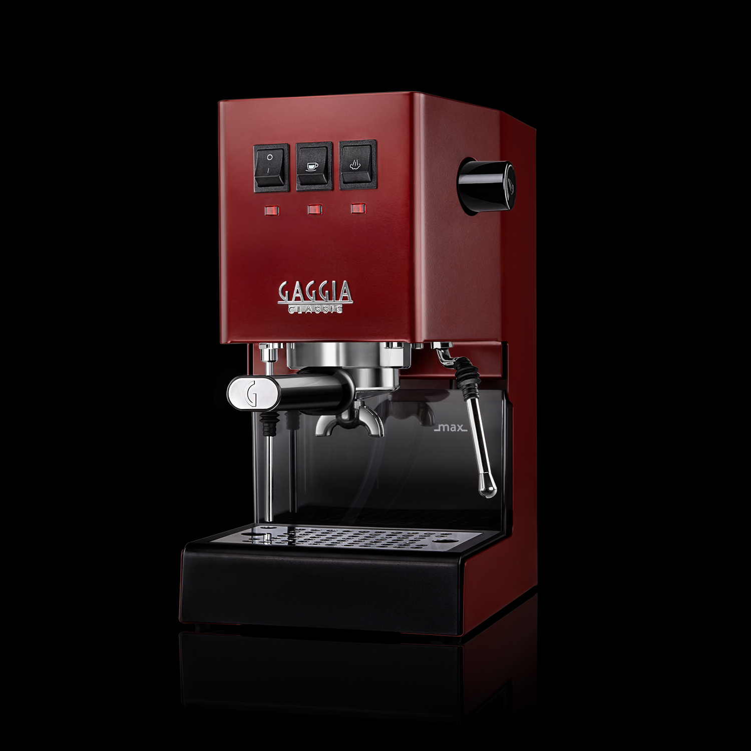 Macchina da caffè espresso Gaggia rossa con dettagli cromati su sfondo nero.