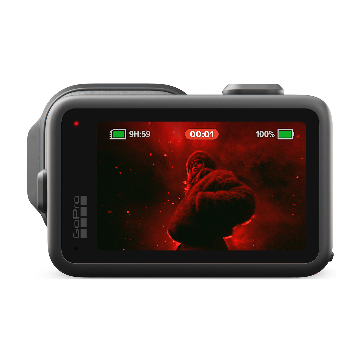 Una GoPro mostra un uomo in pelliccia, sfondo rosso, batteria e ora.