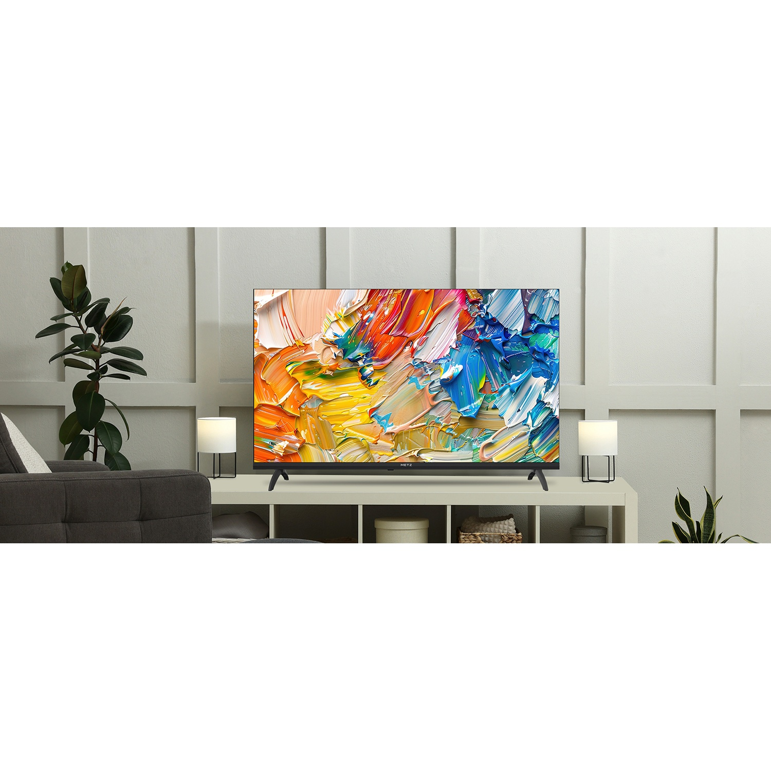 Un salotto moderno con un televisore che mostra un dipinto astratto.