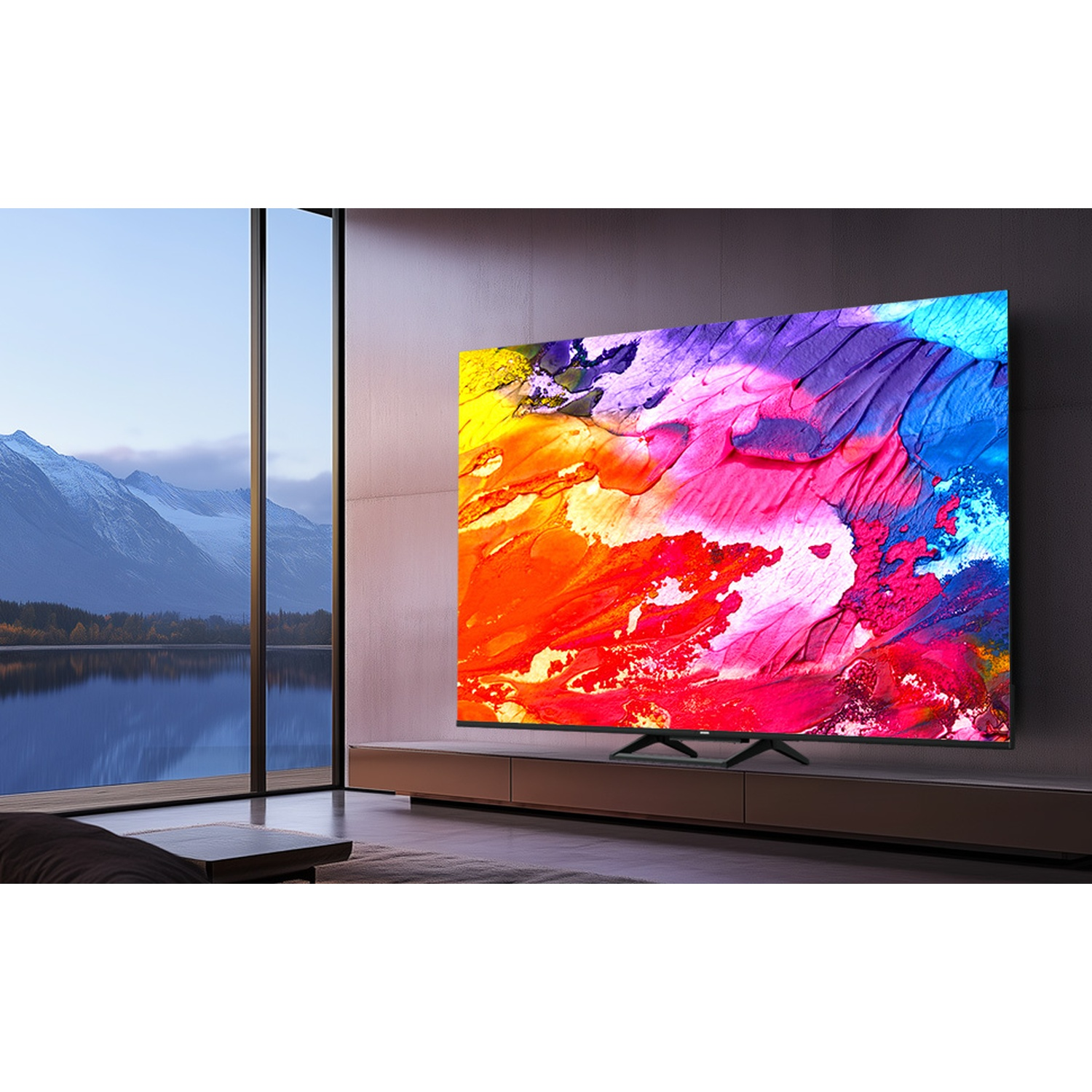 TV moderno con arte vibrante in una stanza con vista panoramica sulle montagne.