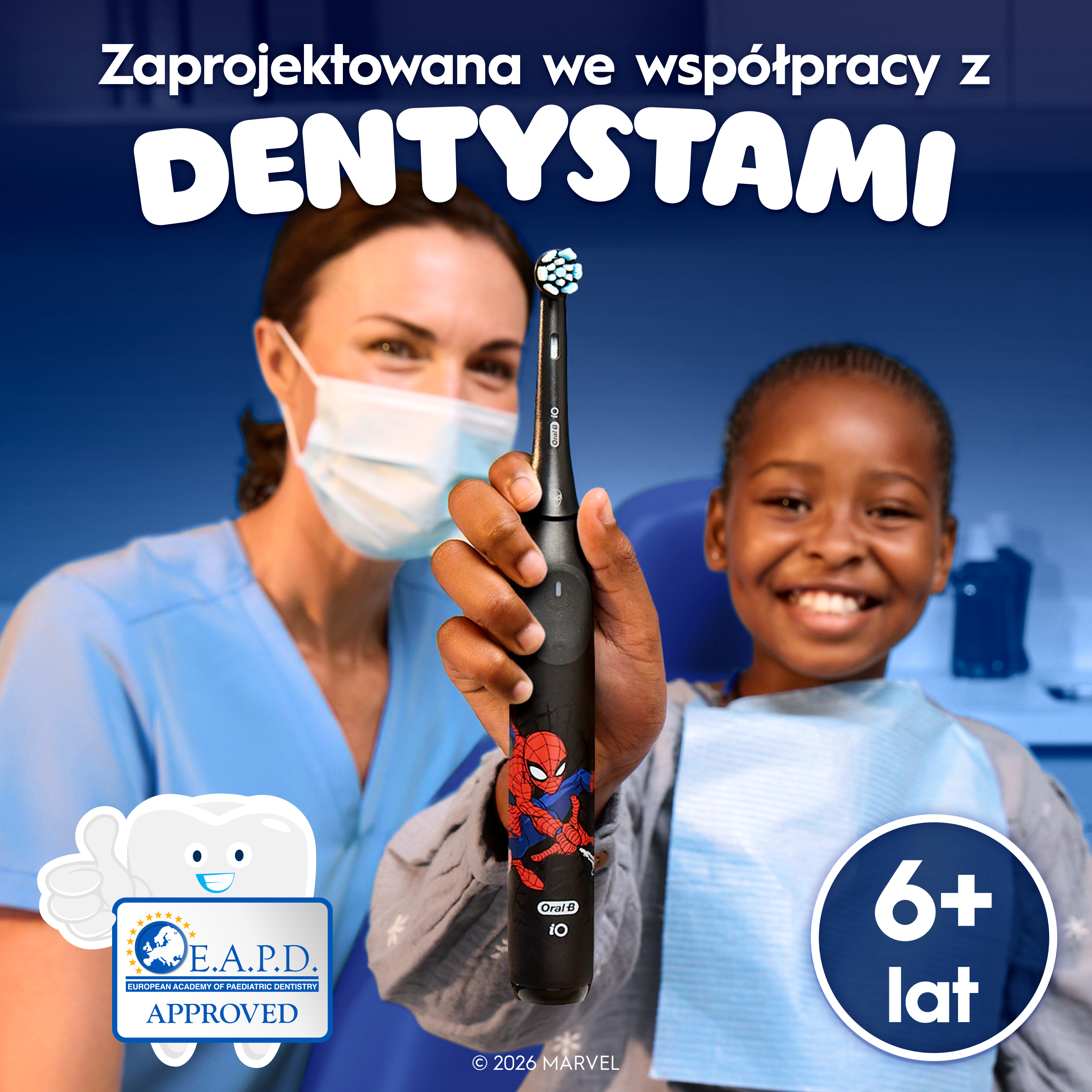 Dentysta i dziecko trzymają elektryczną szczoteczkę do zębów ze Spider-Manem.